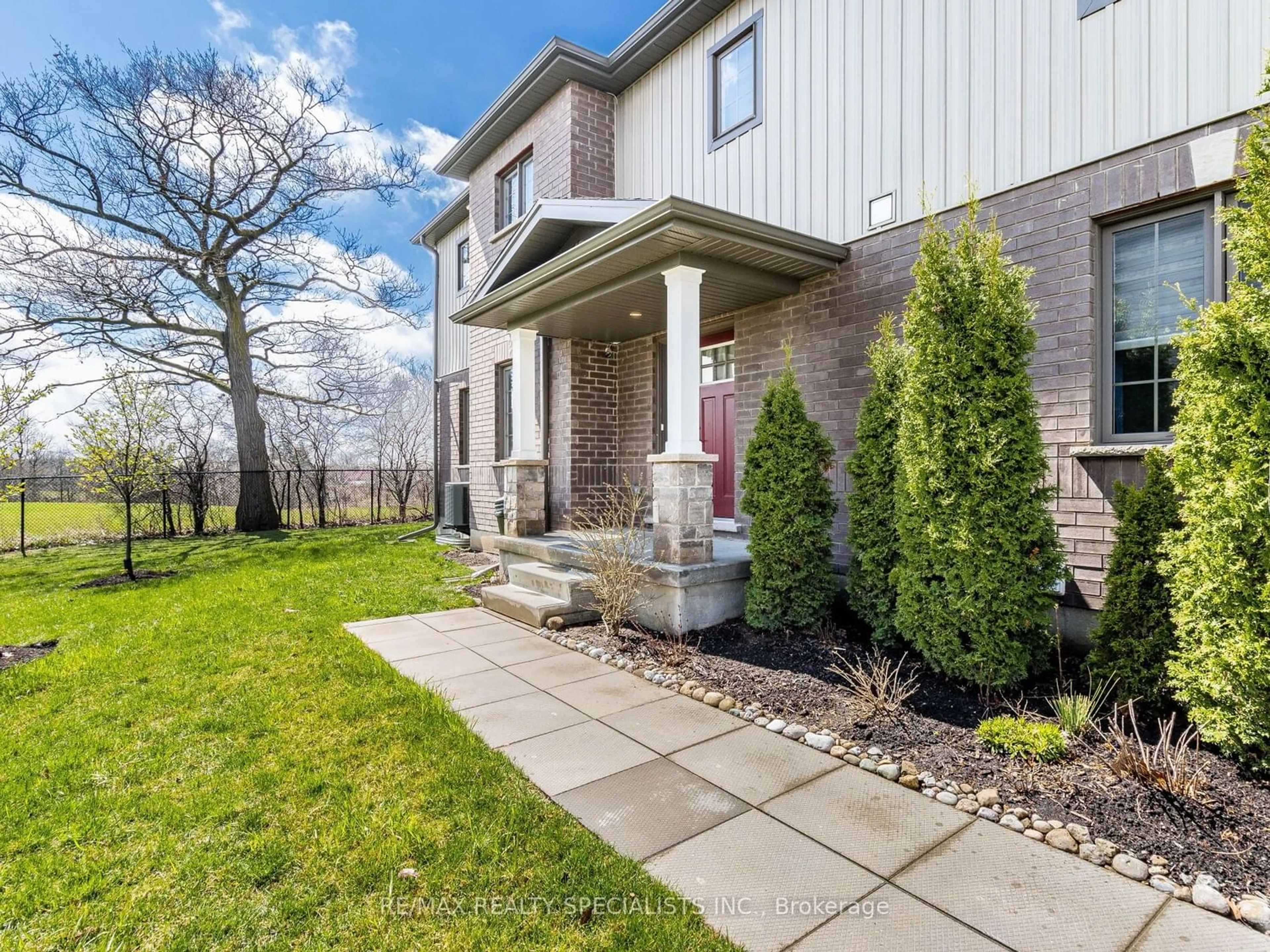 Frontside or backside of a home for 135 Hardcastle Dr #1, Cambridge Ontario N1S 0B6