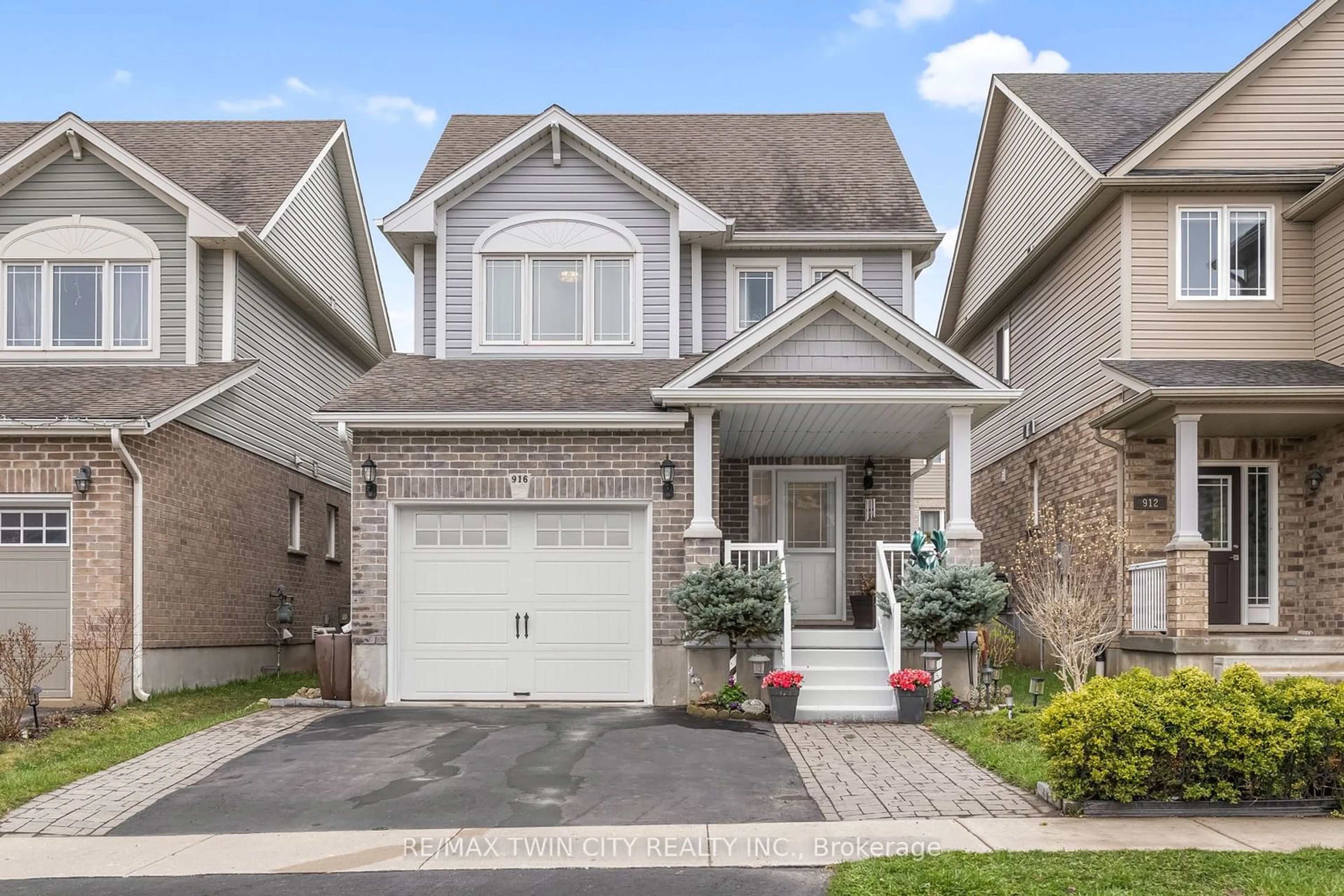 Frontside or backside of a home for 916 Banffshire Crt, Kitchener Ontario N2R 1W7
