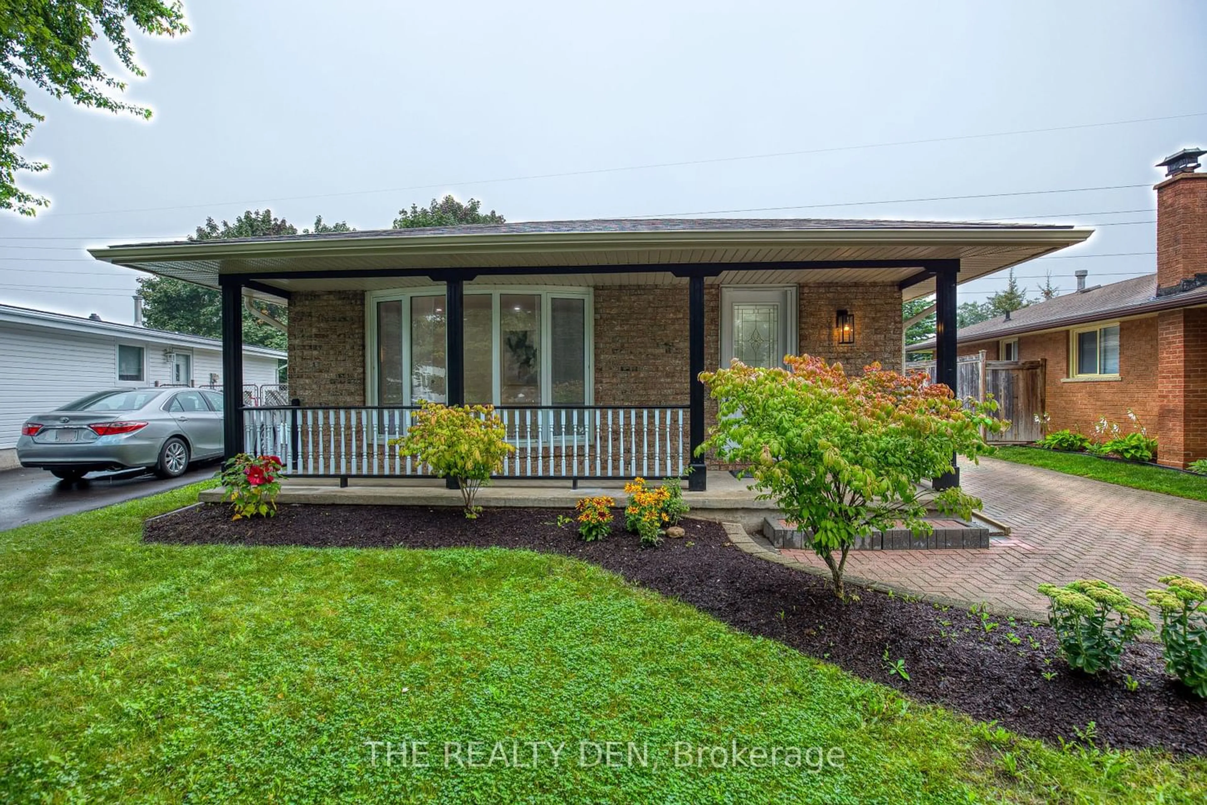 Frontside or backside of a home for 182 Selkirk Dr, Kitchener Ontario N2E 1M7