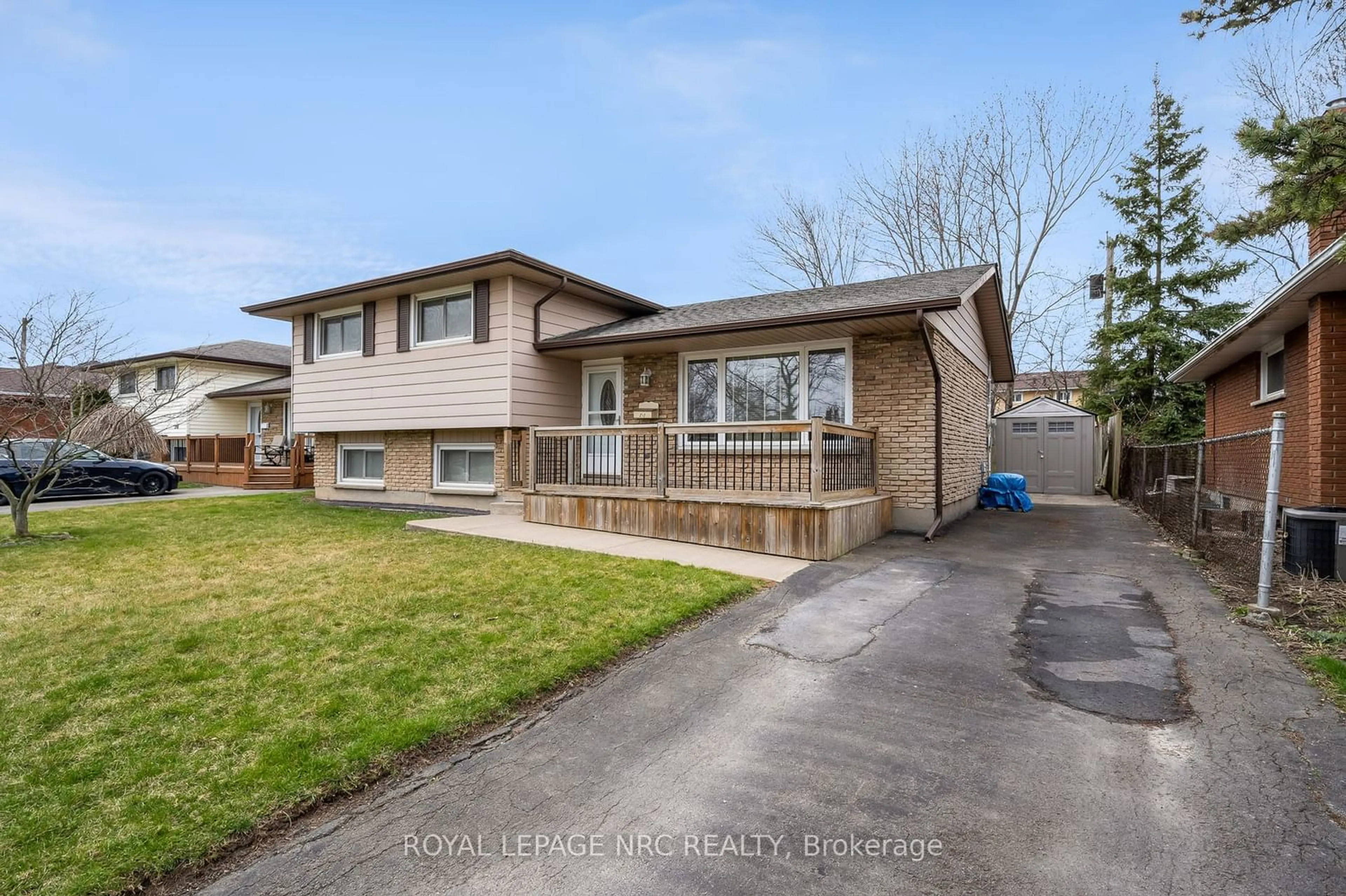 Frontside or backside of a home for 212 Hildred St, Welland Ontario L3B 1N1