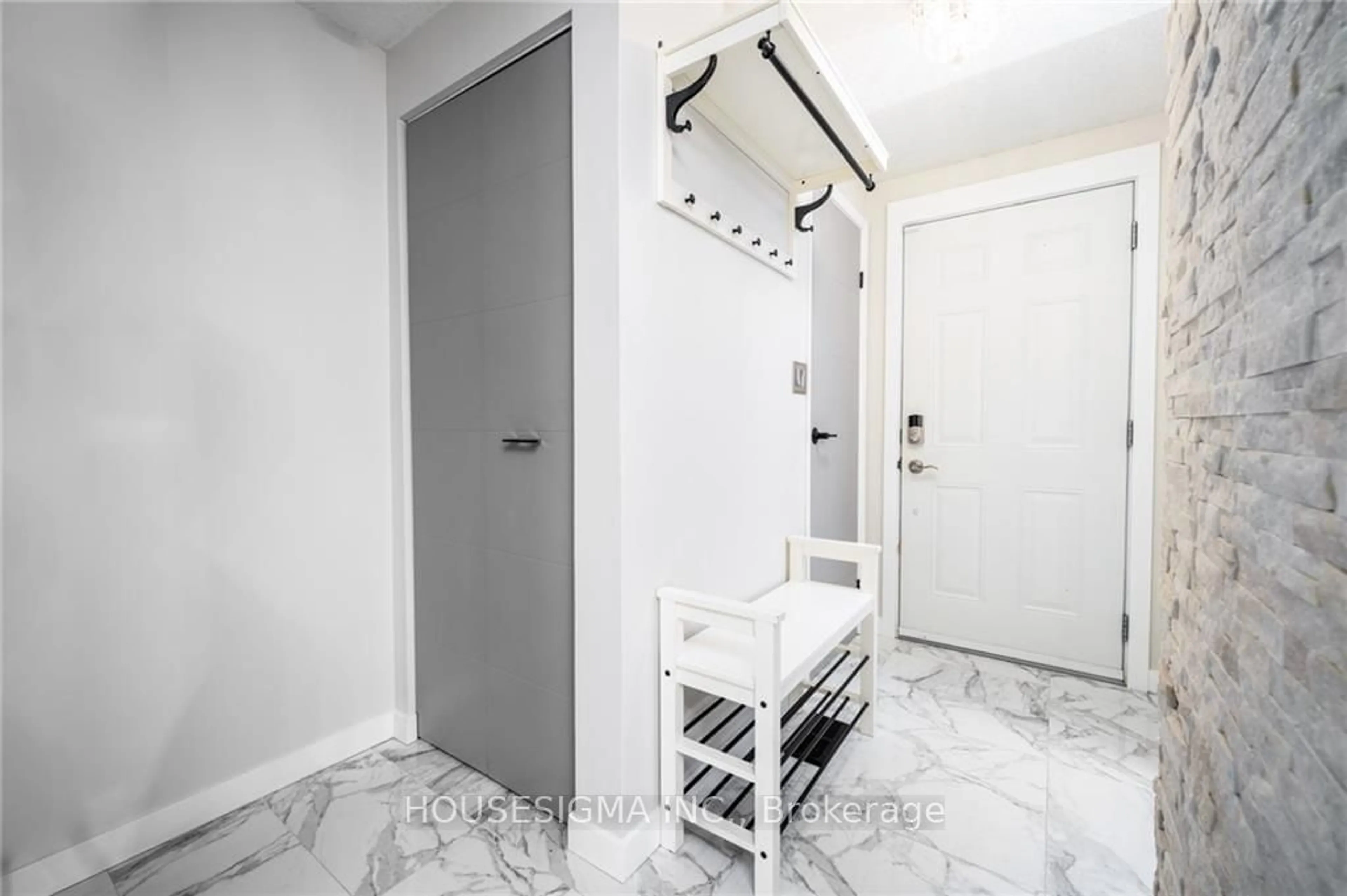 Indoor entryway for 50 Lakeshore Rd #72, St. Catharines Ontario L2N 6P8