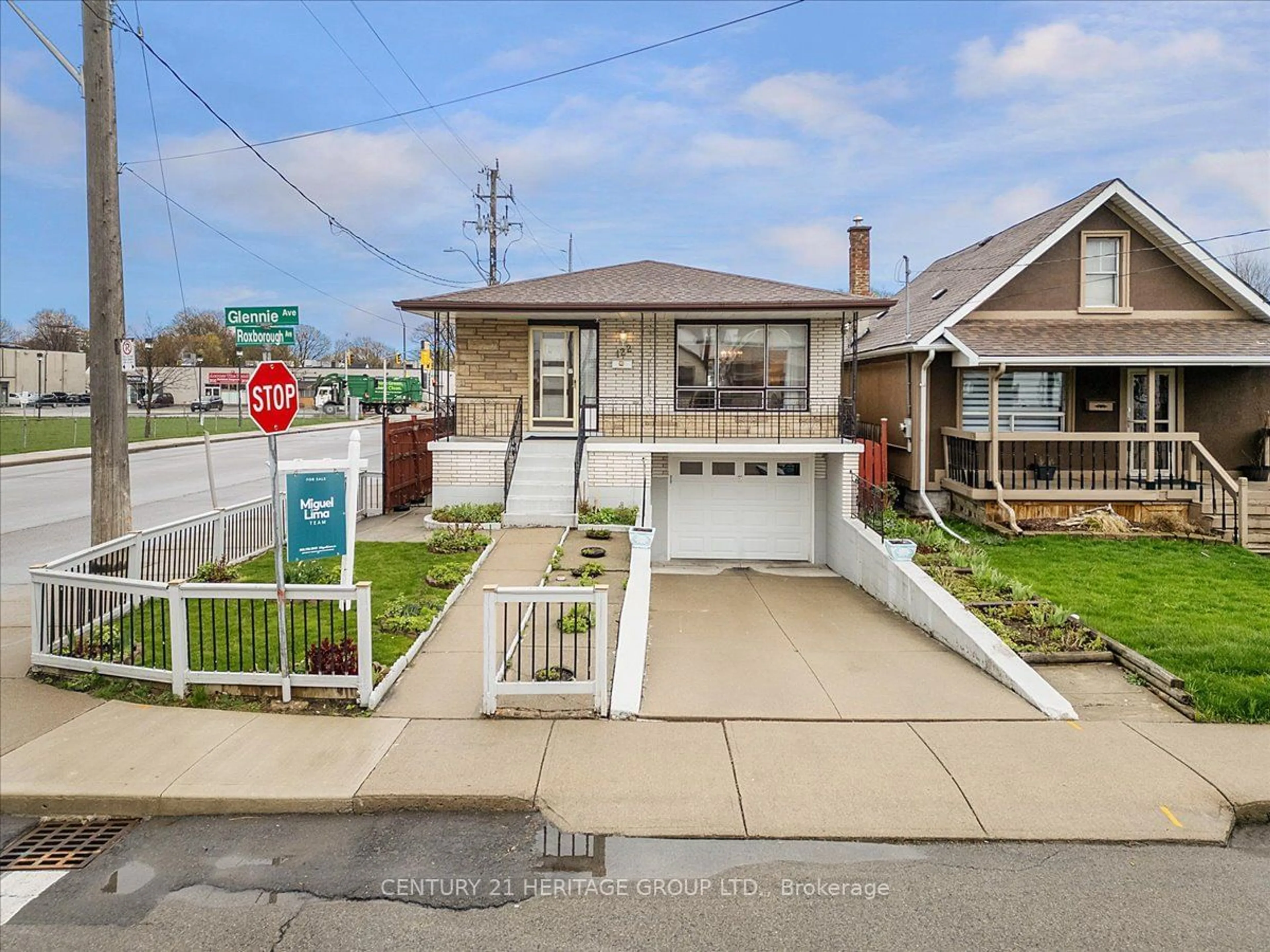 Frontside or backside of a home for 122 Glennie Ave, Hamilton Ontario L8H 5V9