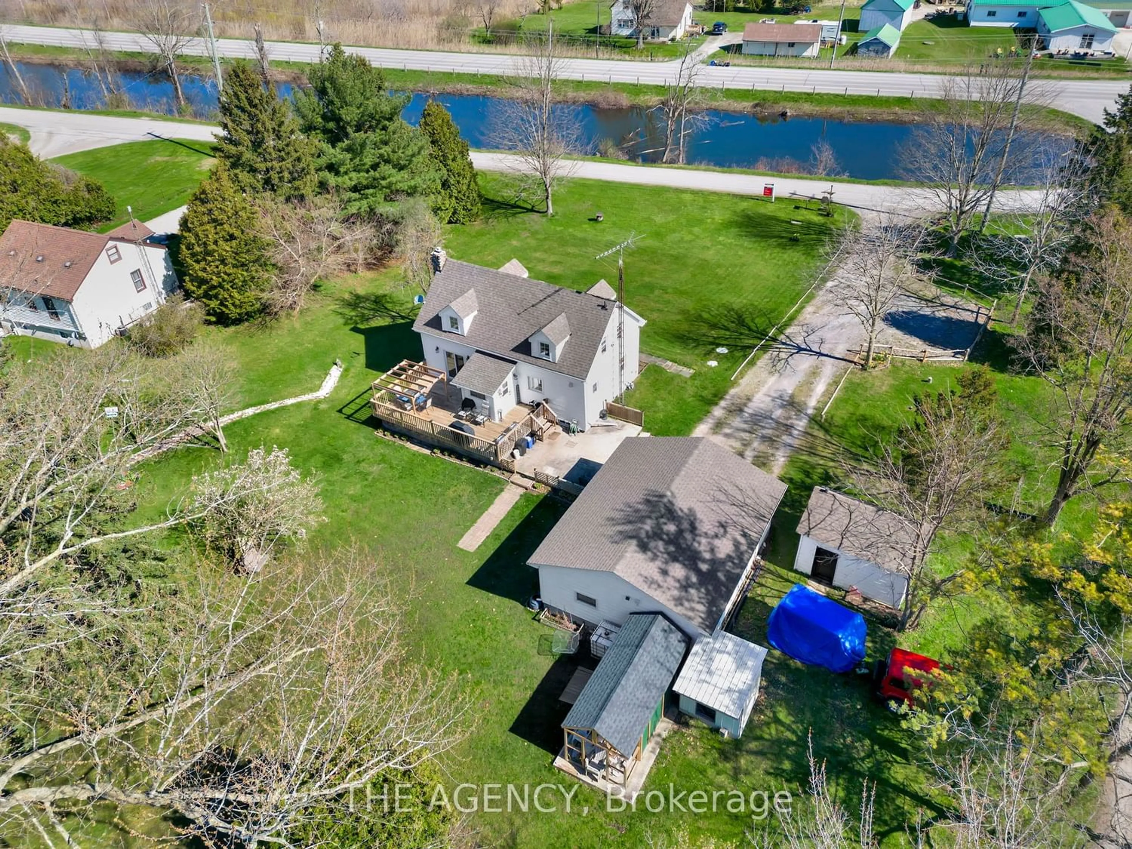 Frontside or backside of a home for 828 North Shore Dr, Haldimand Ontario N1A 2W5