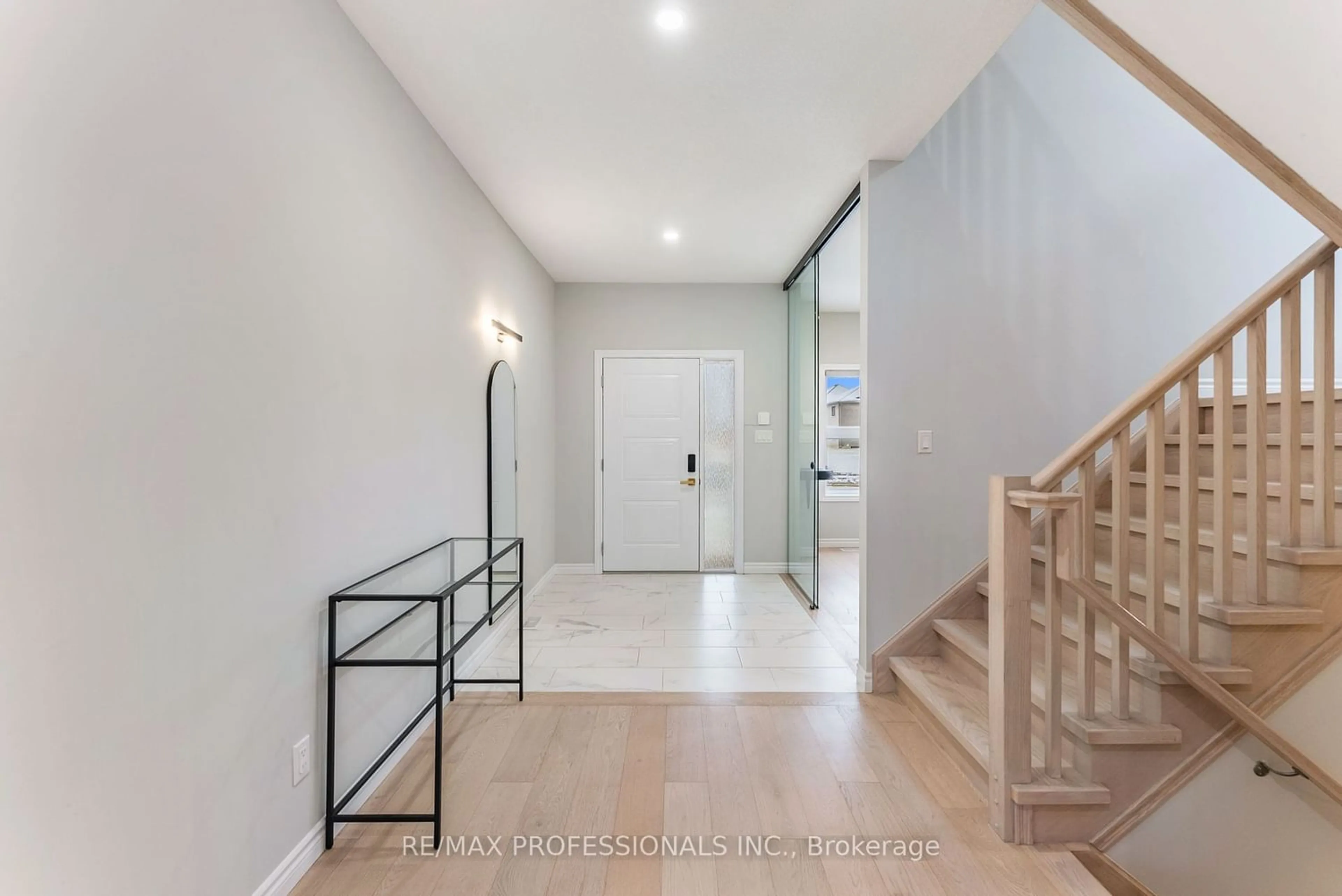 Indoor foyer for 4069 Campbell St, London Ontario M6P 1A4