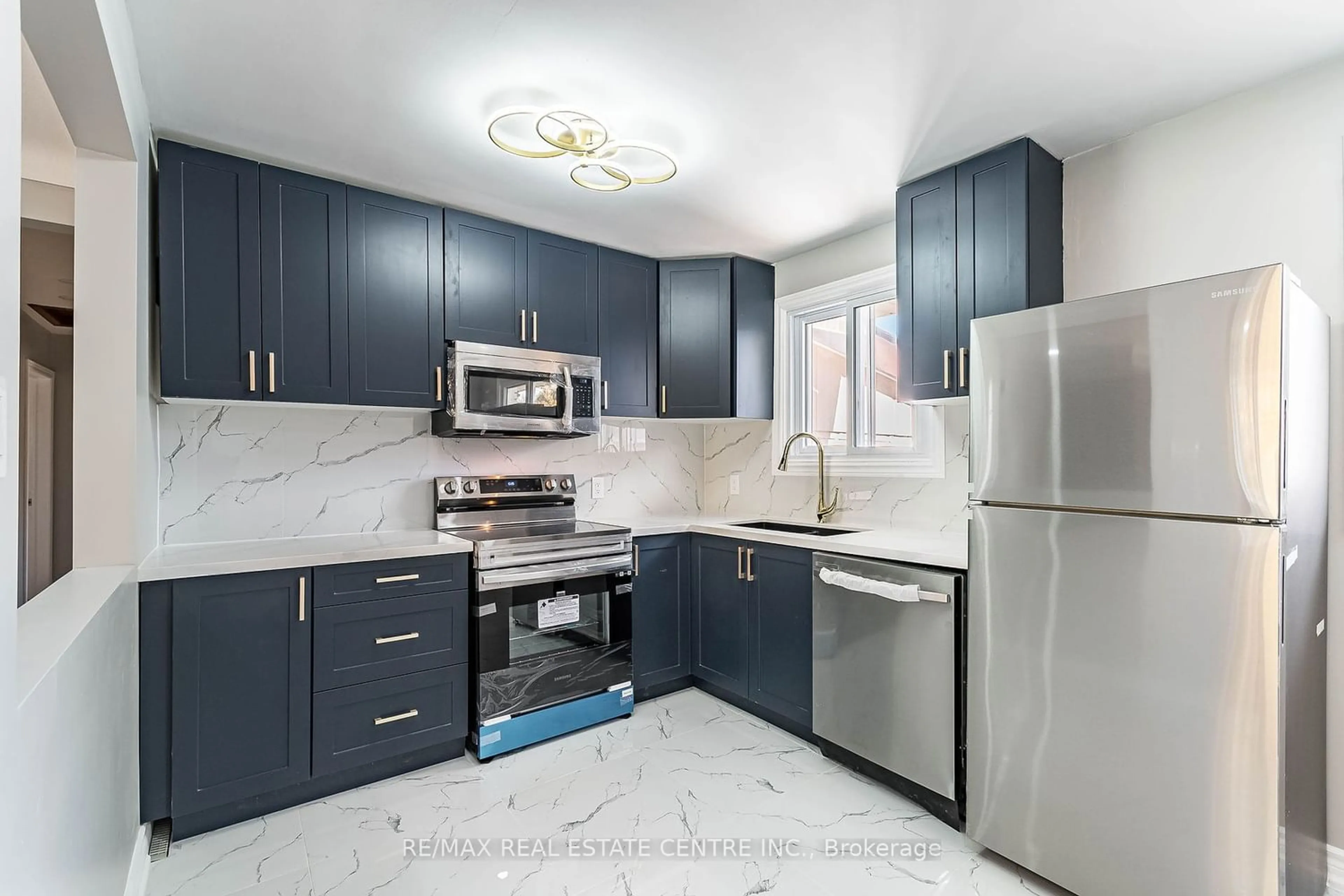 Standard kitchen for 496 Bunting Rd, St. Catharines Ontario L2M 3A8