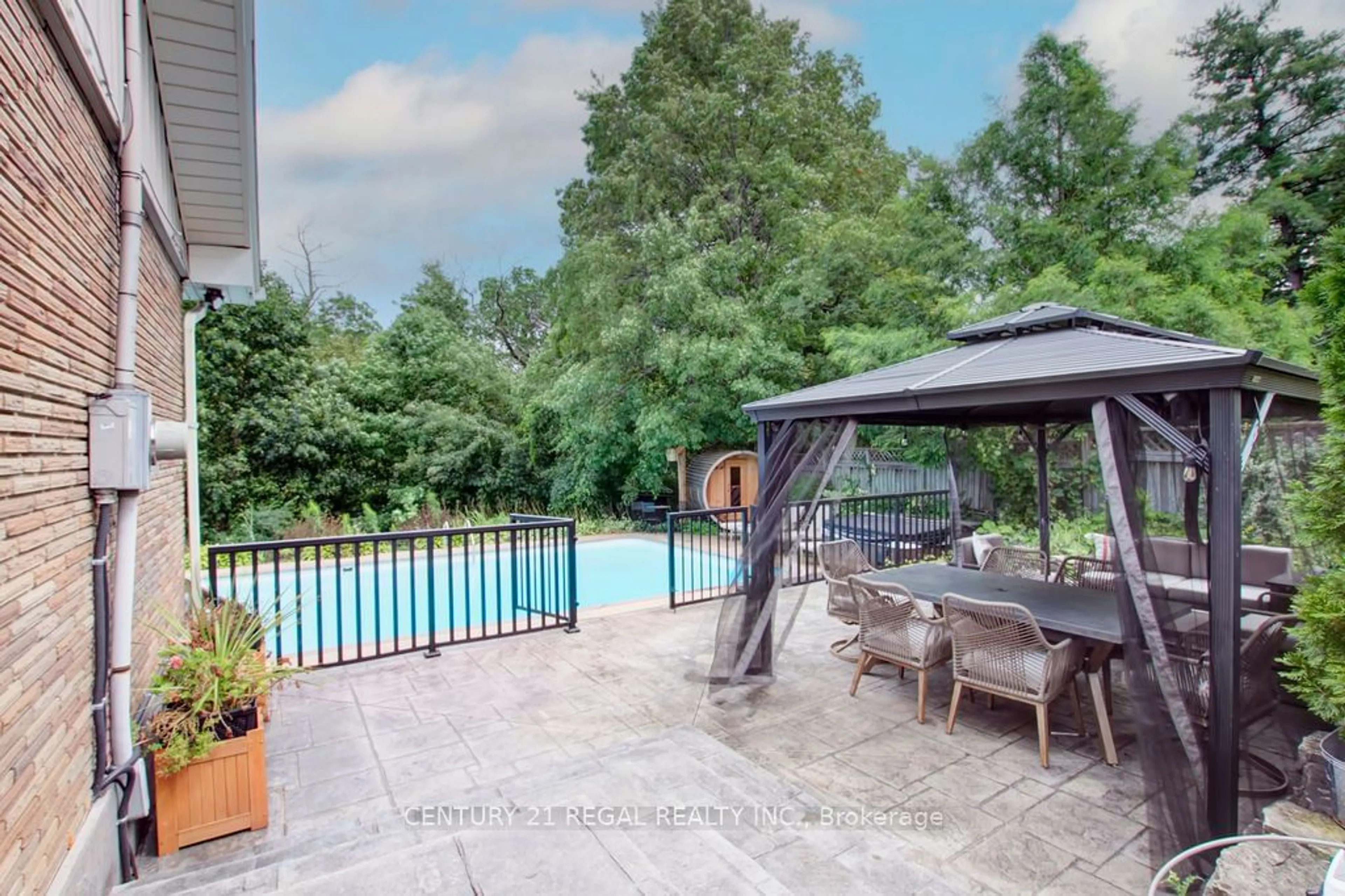 Indoor or outdoor pool for 22 Brentwood Dr, Hamilton Ontario L9H 3N3