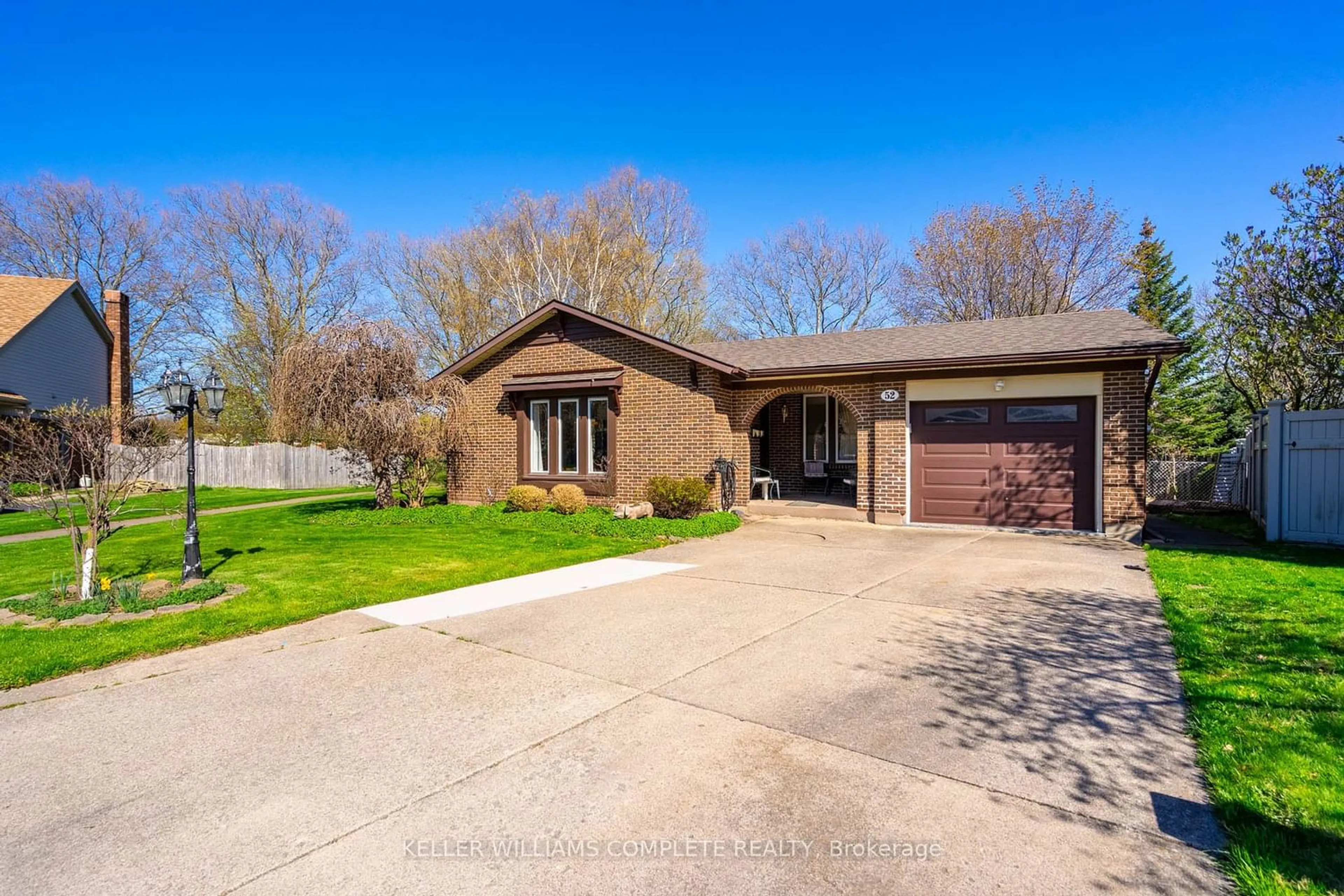 Frontside or backside of a home for 52 Greenmeadow Crt, St. Catharines Ontario L2N 6Y7