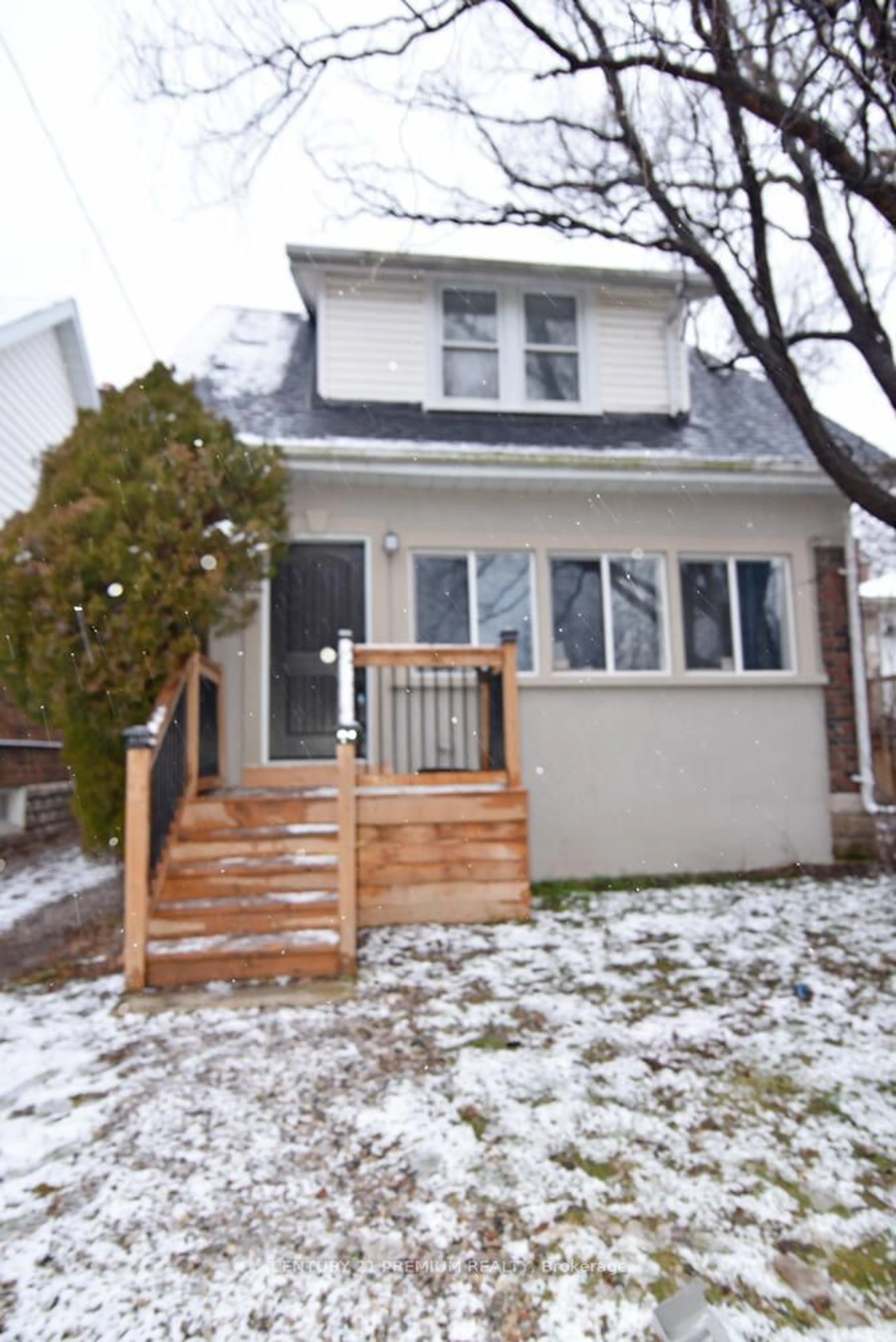Frontside or backside of a home for 150 Briscoe St, London Ontario N6C 1X3