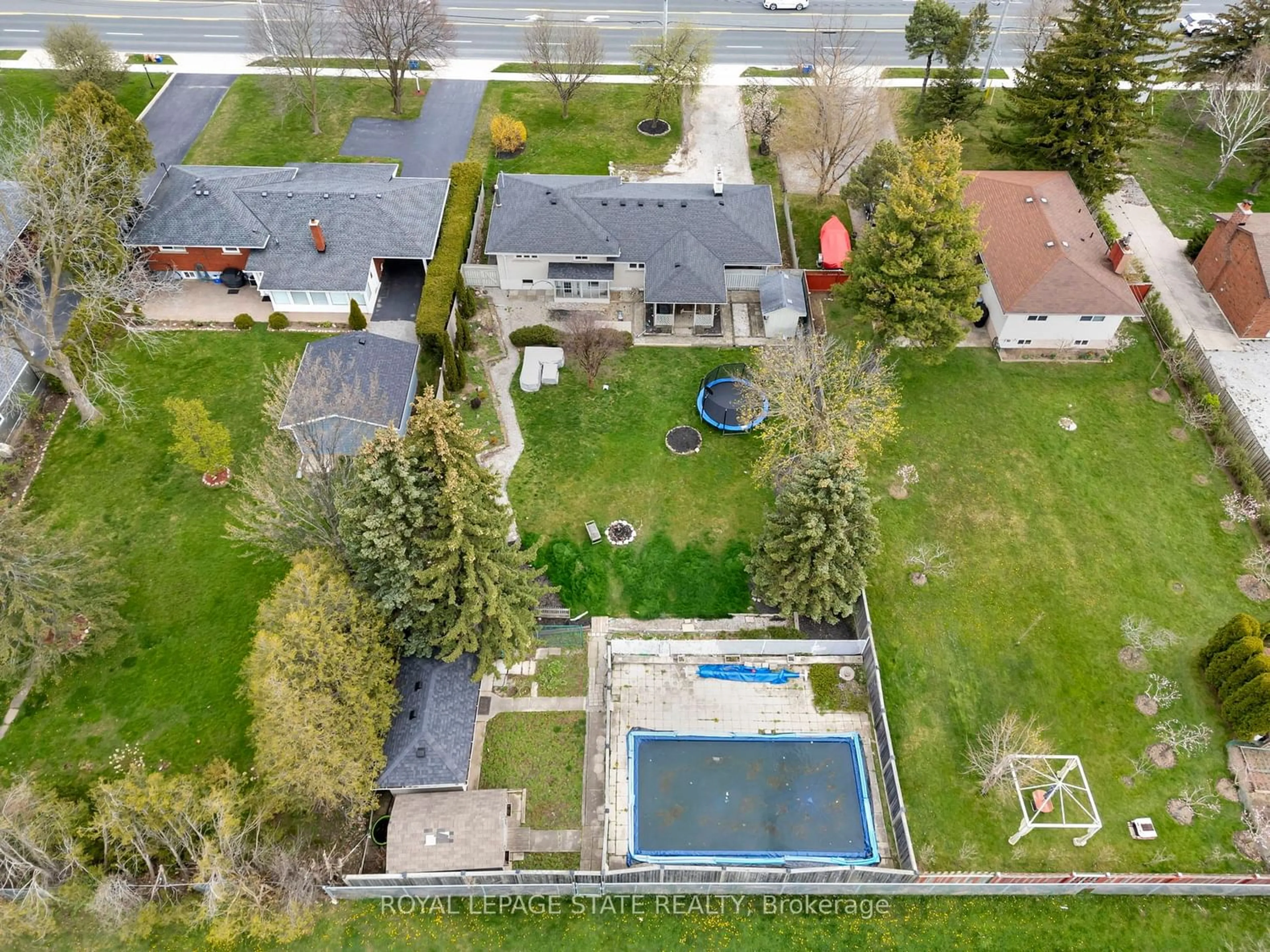 Indoor or outdoor pool for 477 Rymal Rd, Hamilton Ontario L9B 1B7