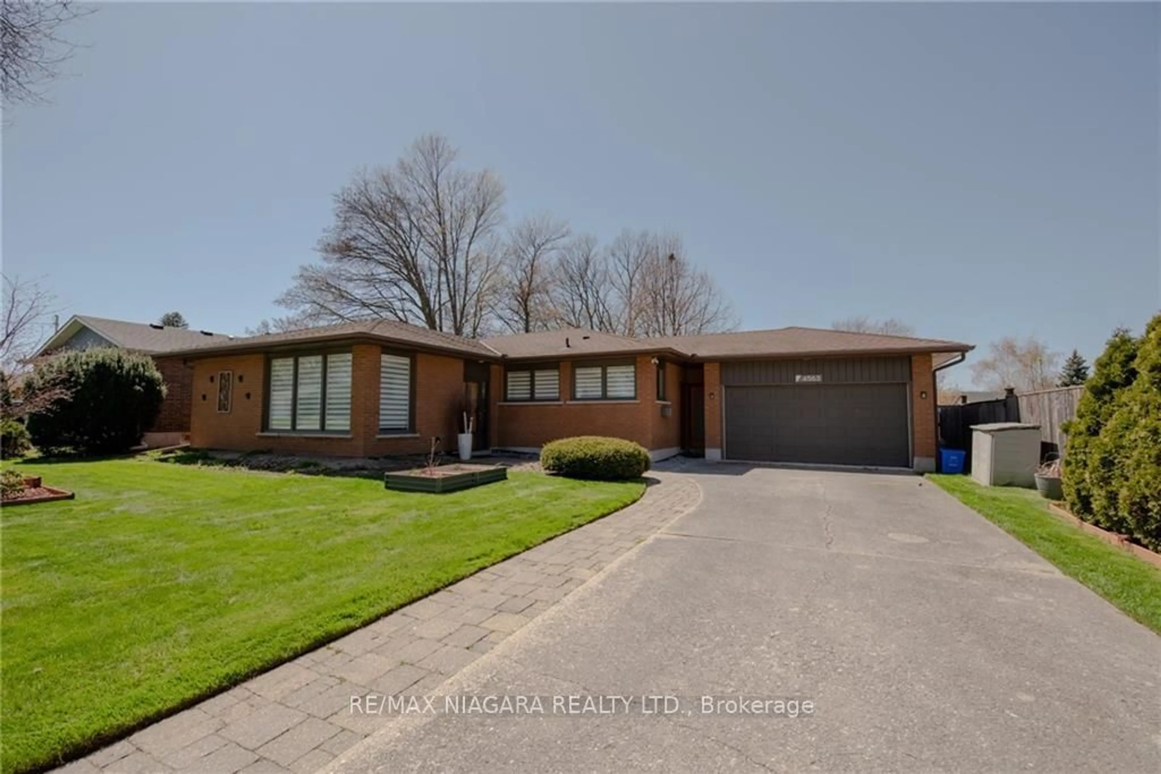 Frontside or backside of a home for 4563 Pinedale Dr, Niagara Falls Ontario L2E 6M6