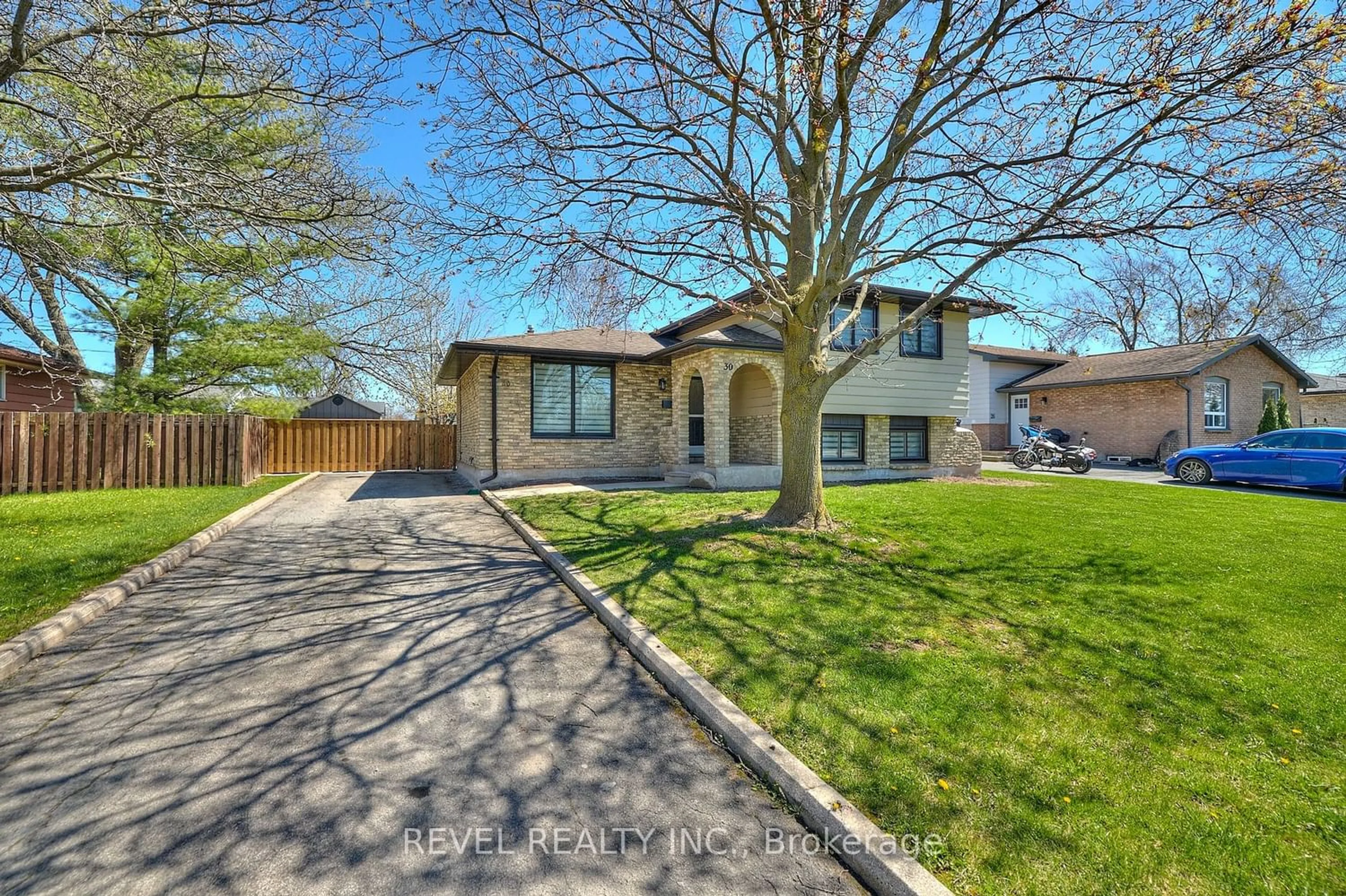Frontside or backside of a home for 30 Colonial St, Welland Ontario L3C 5W5