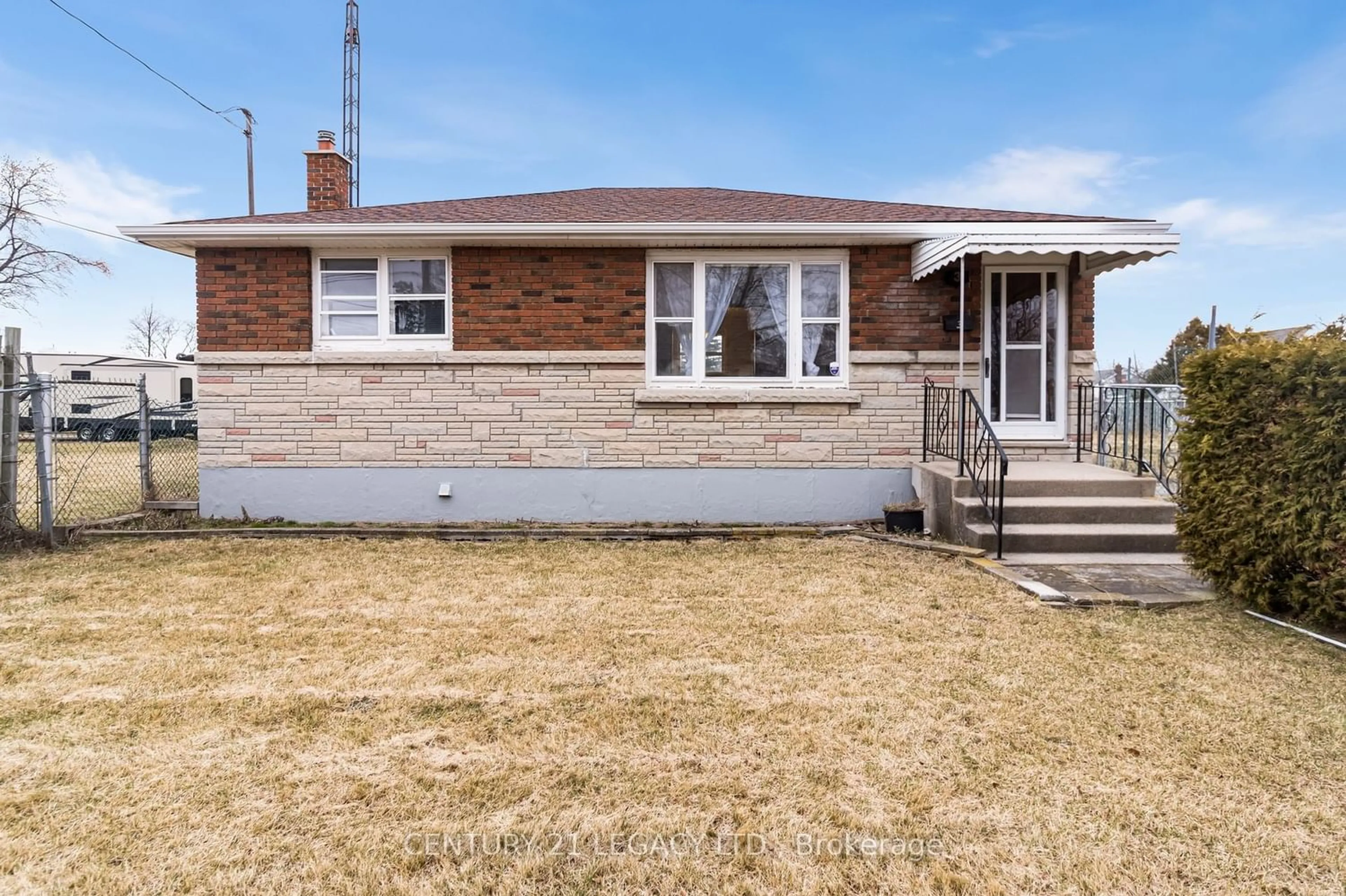 Home with brick exterior material for 3 Lincoln Ave, St. Catharines Ontario L2P 2J1