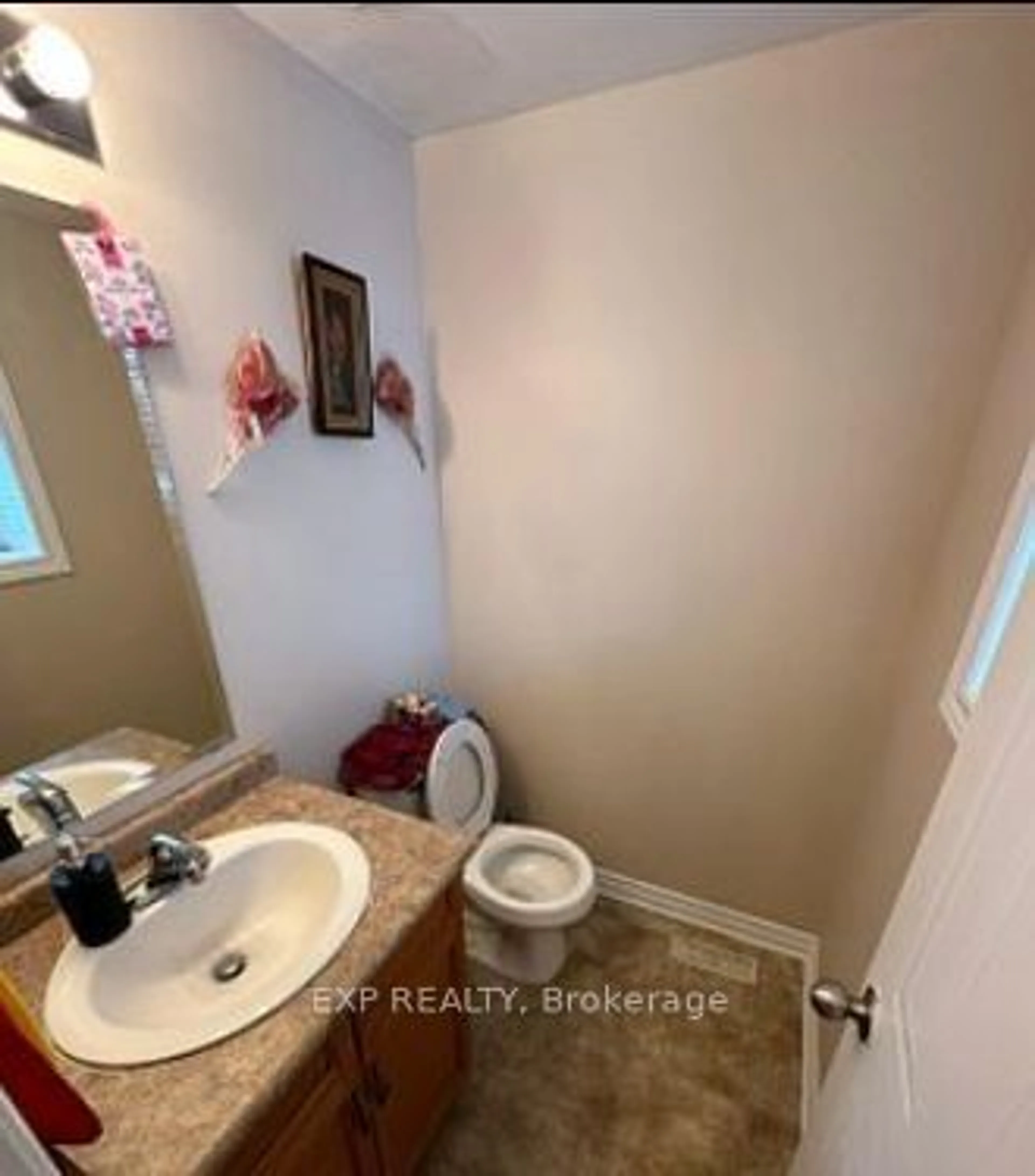 A pic of a room for 692 Oakcrossing Rd, London Ontario N6H 5V9