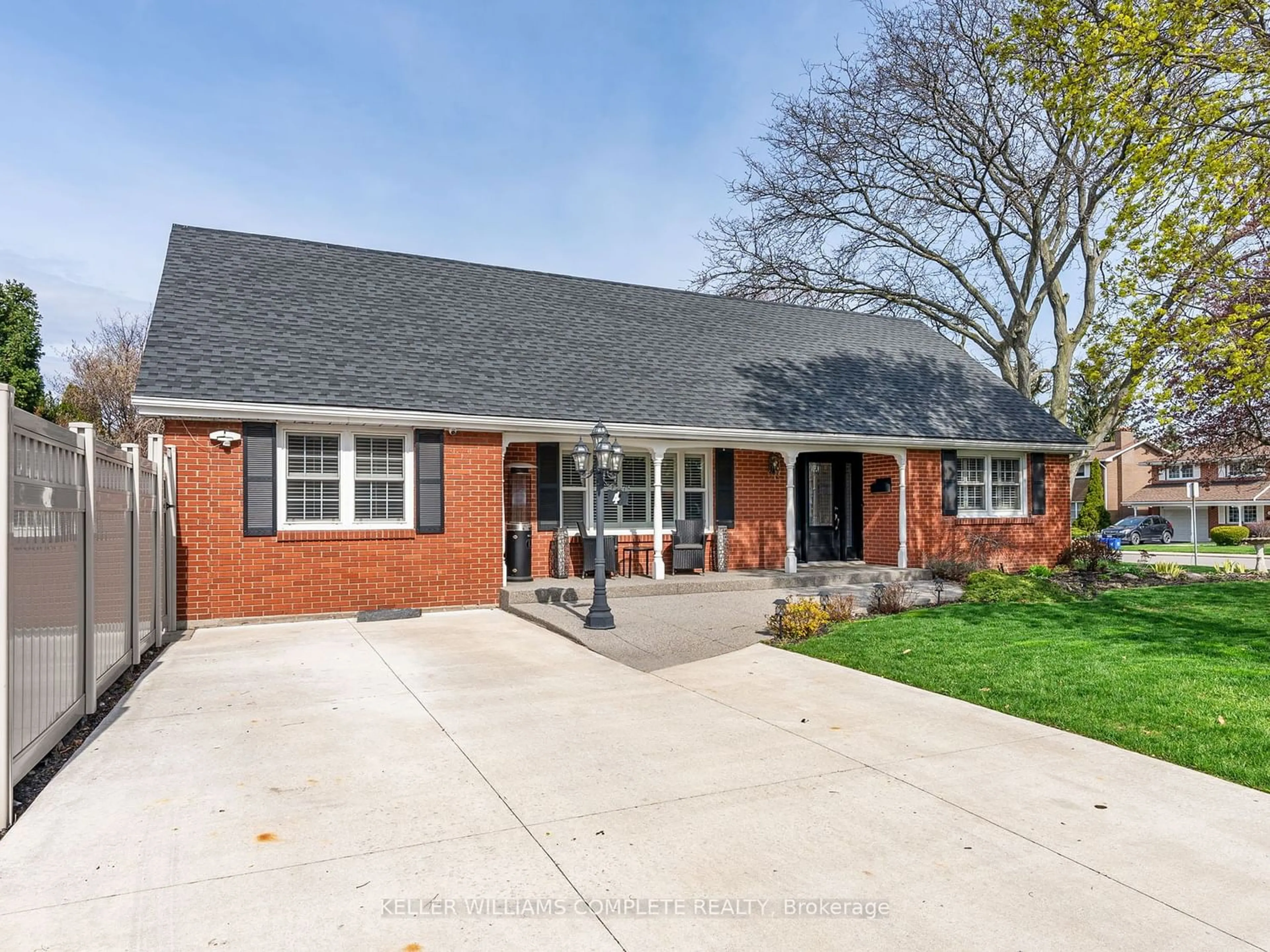Home with brick exterior material for 4 Cambria Crt, Hamilton Ontario L9C 3Z3