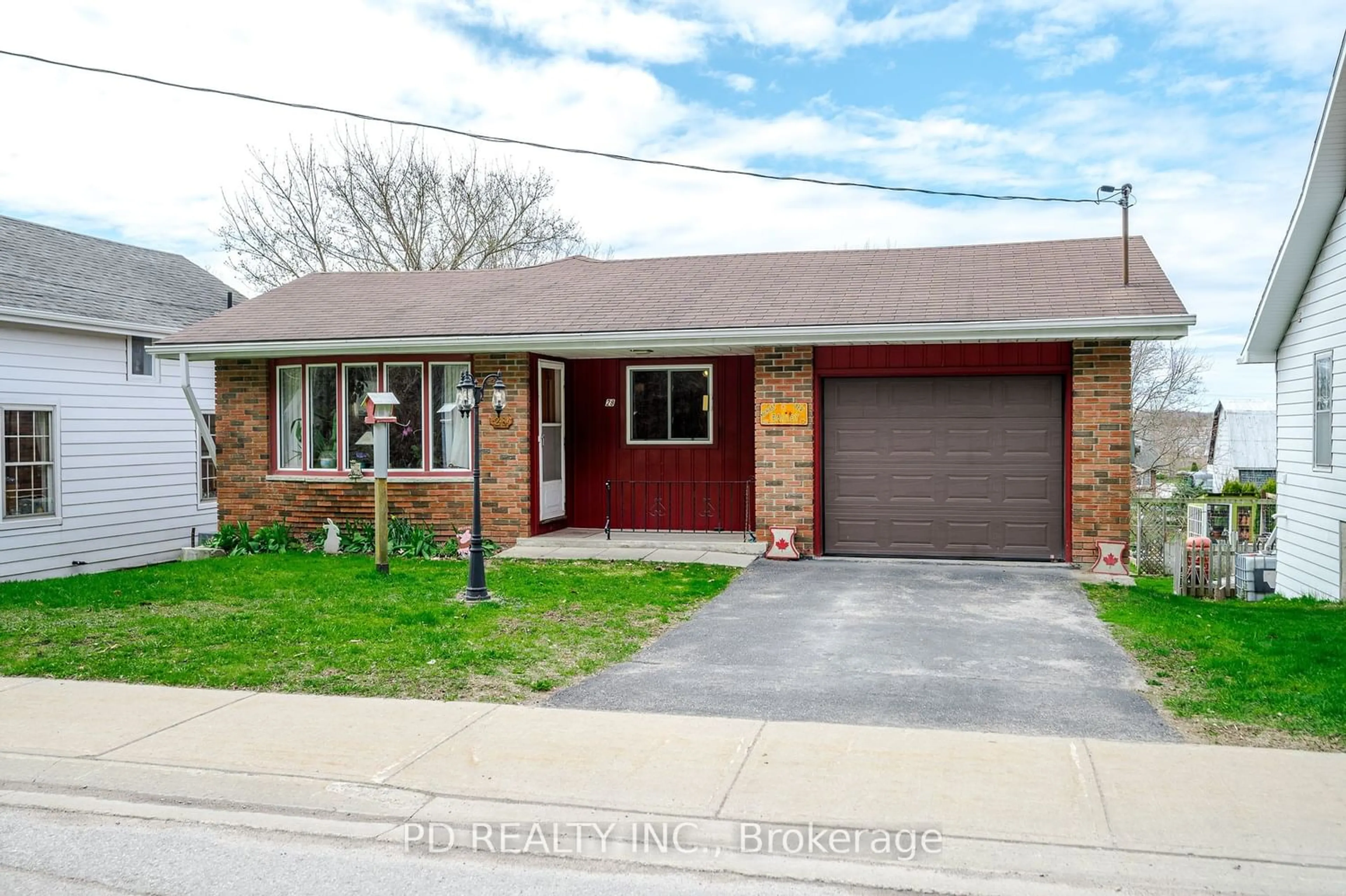Home with brick exterior material for 28 Bond St, Kawartha Lakes Ontario K0M 1N0