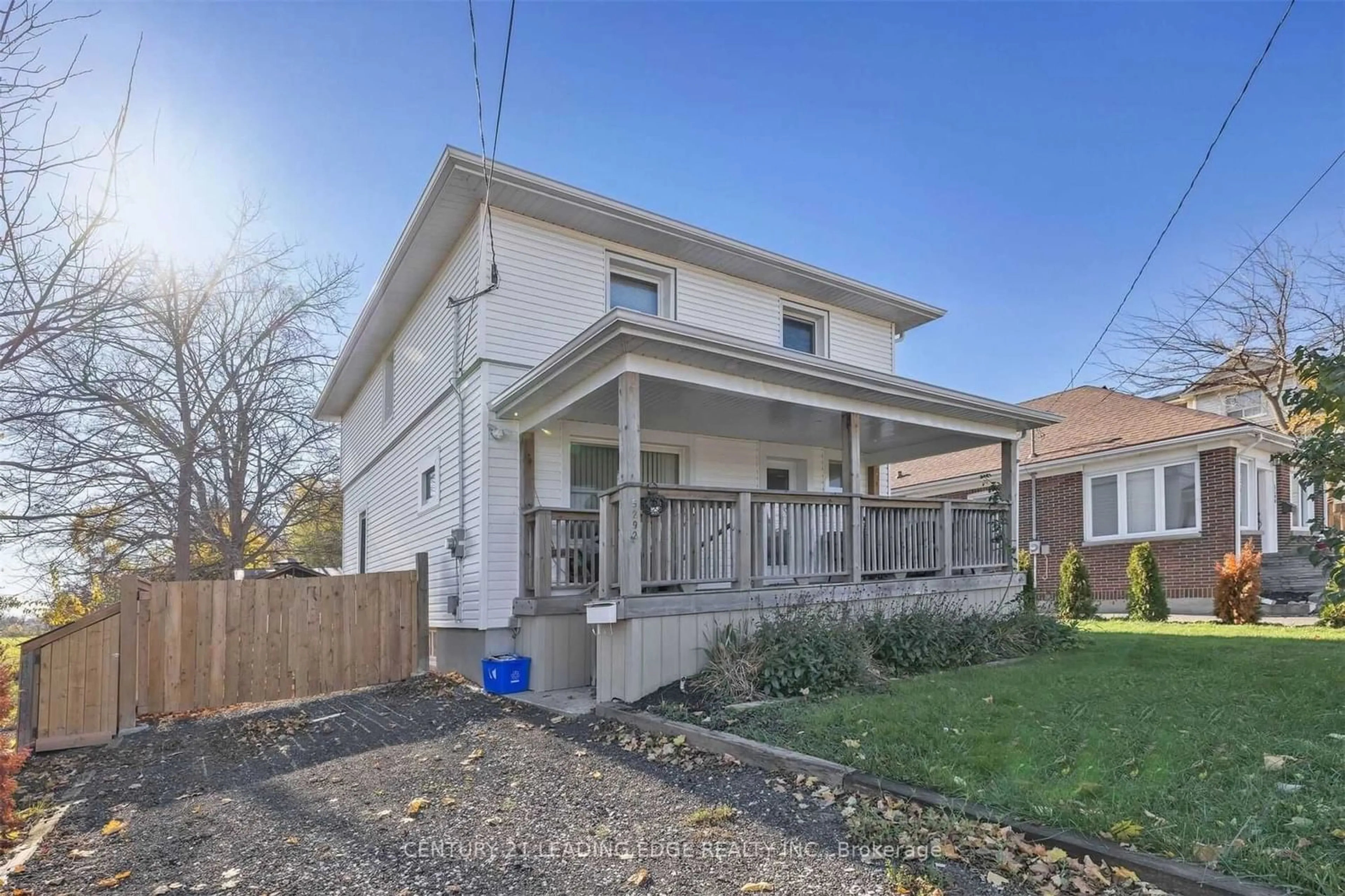 Frontside or backside of a home for 5292 Bridge St, Niagara Falls Ontario L2E 2T3
