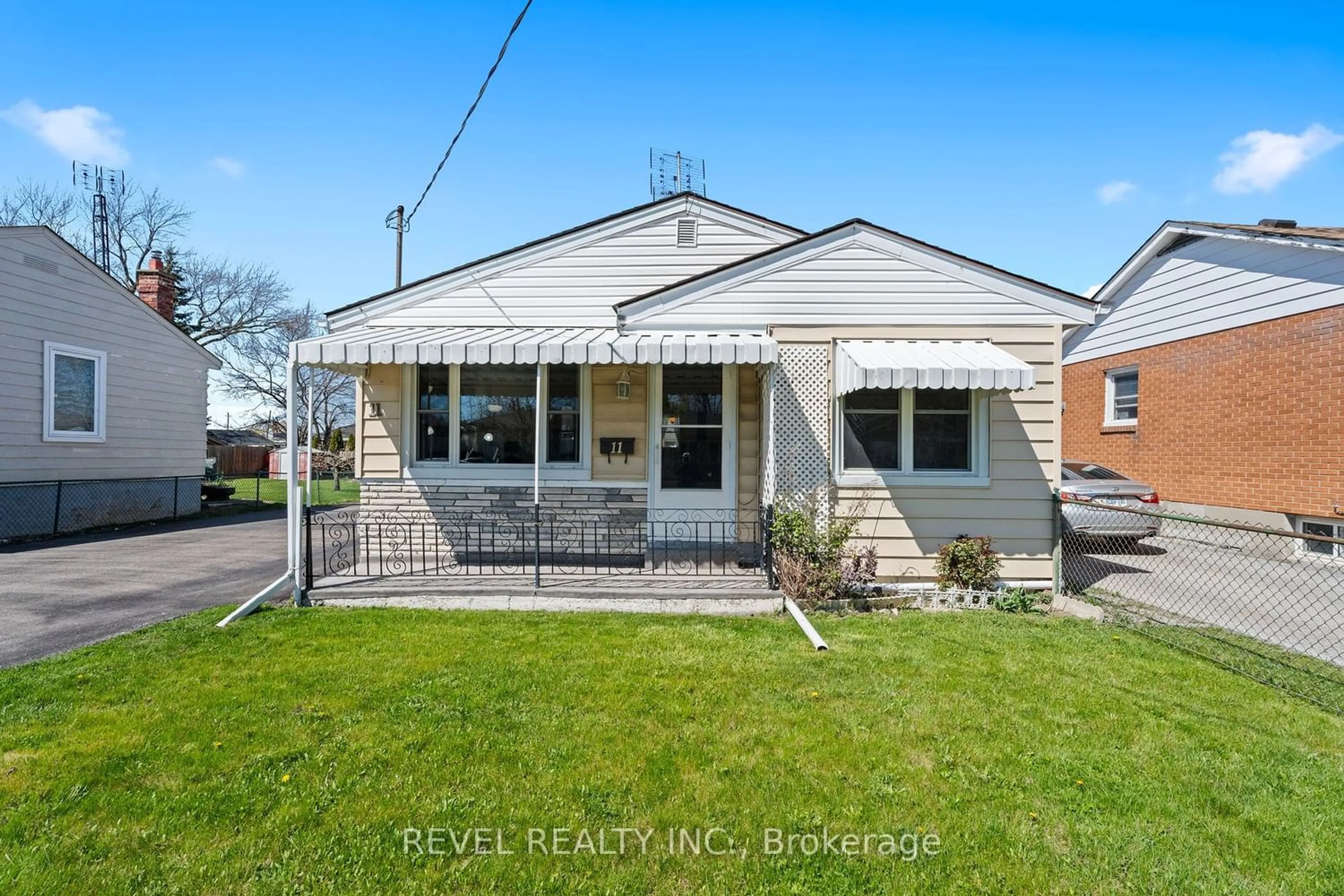 Frontside or backside of a home for 11 Parkwood Dr, St. Catharines Ontario L2P 1H1