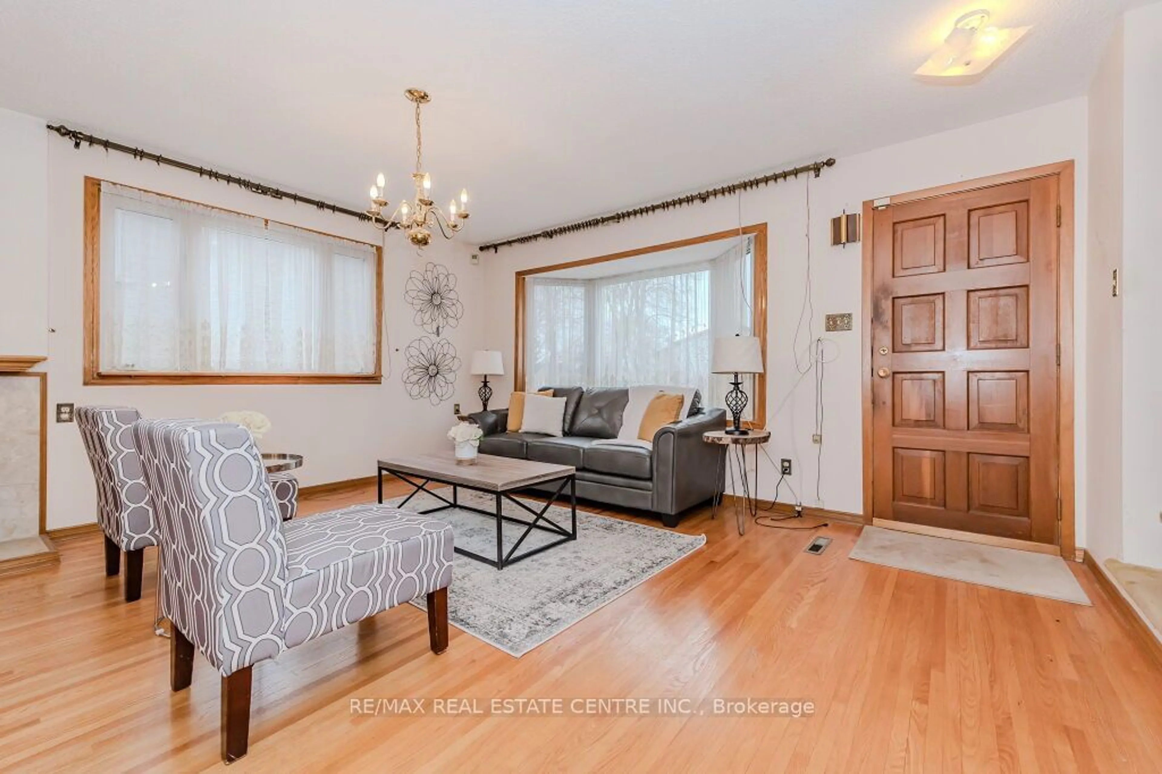 Living room for 45 Balfour Cres, Kitchener Ontario N2C 1Z6