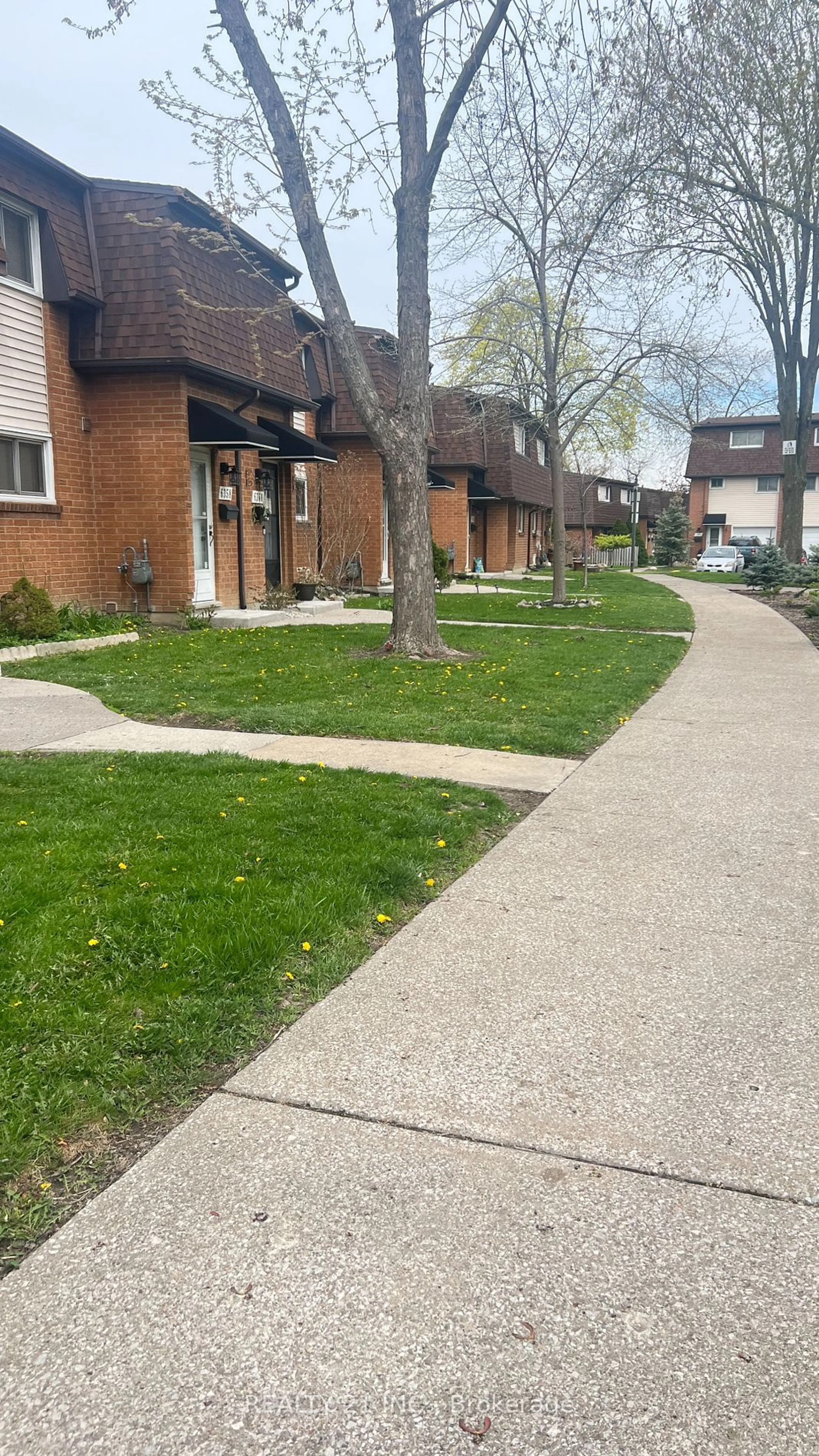 A pic from exterior of the house or condo for 6358 Thornberry Cres, Windsor Ontario N8T 3A2