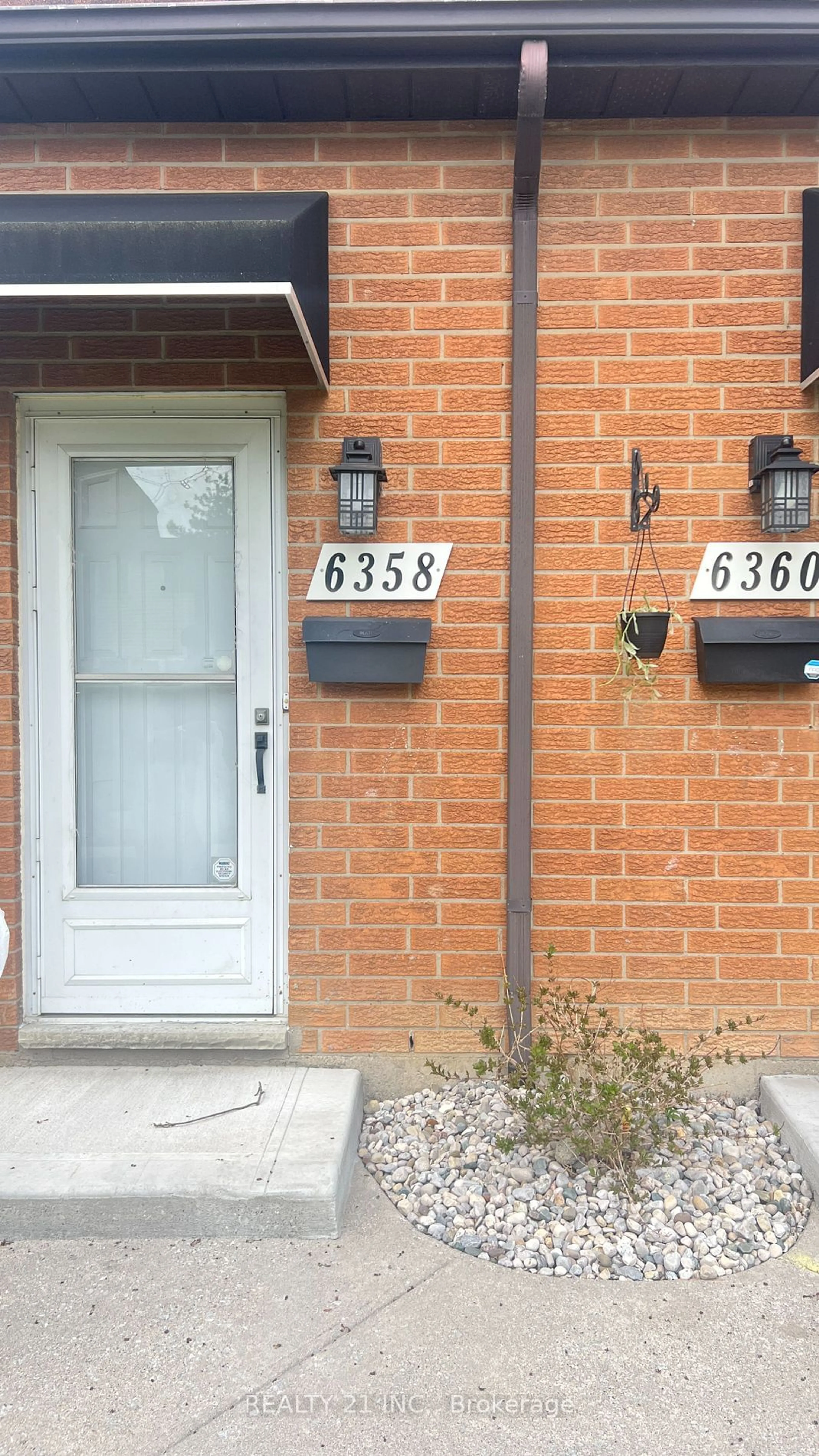 Home with brick exterior material for 6358 Thornberry Cres, Windsor Ontario N8T 3A2