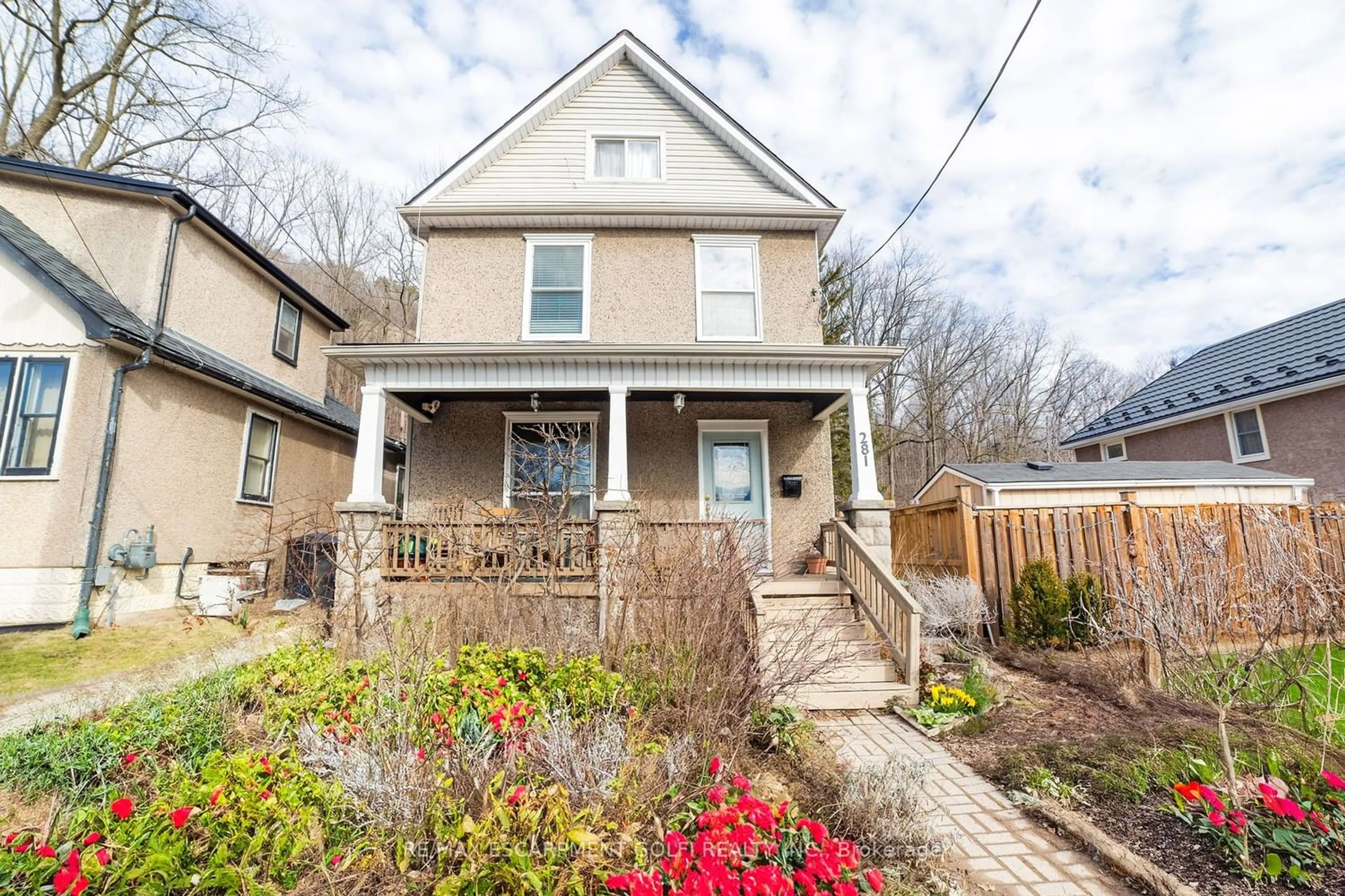 Frontside or backside of a home for 281 Melville St, Hamilton Ontario L9H 2B5