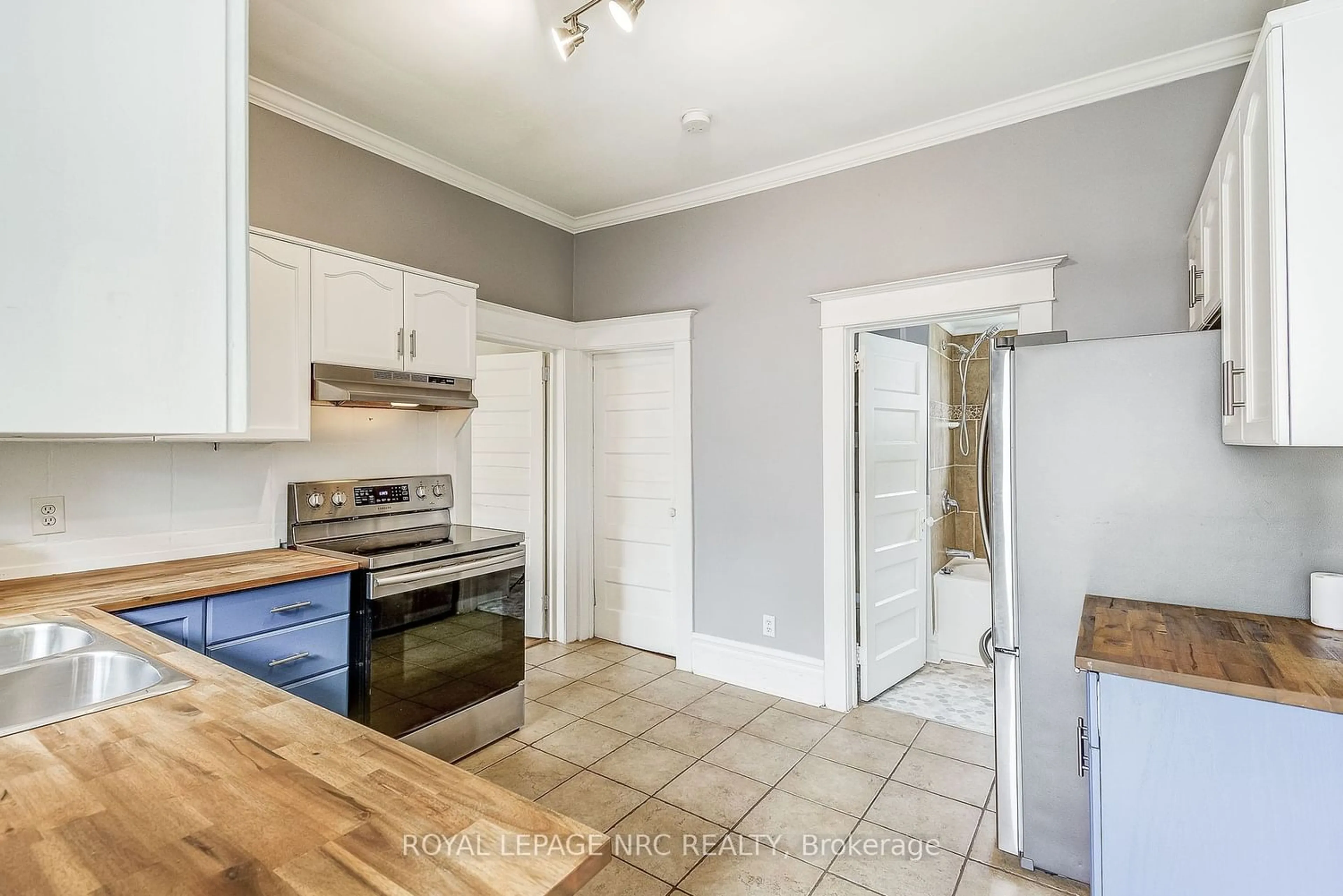 Standard kitchen for 17 Marquis St, St. Catharines Ontario L2R 4Y5