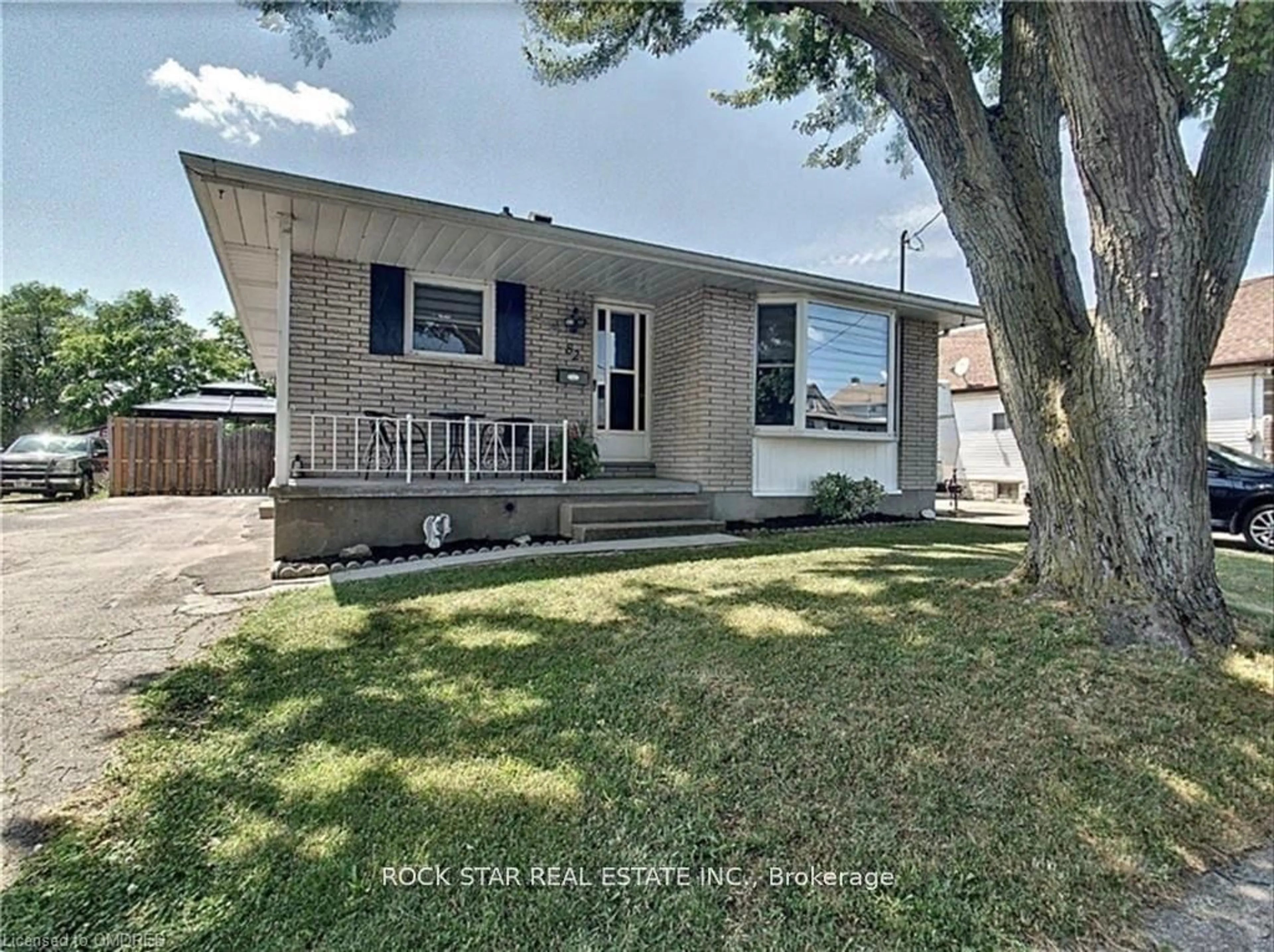 Frontside or backside of a home for 82 Deere St, Welland Ontario L3B 2L8