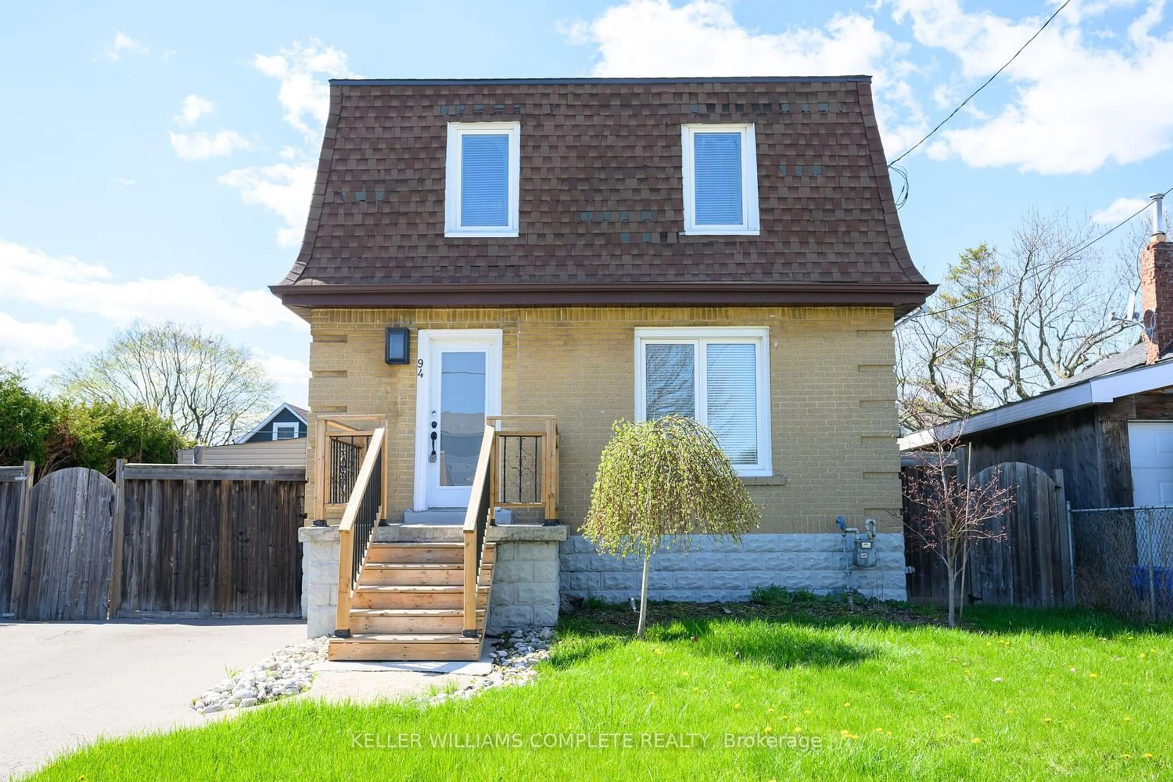 Frontside or backside of a home for 94 Howard Ave, Hamilton Ontario L9A 2W5