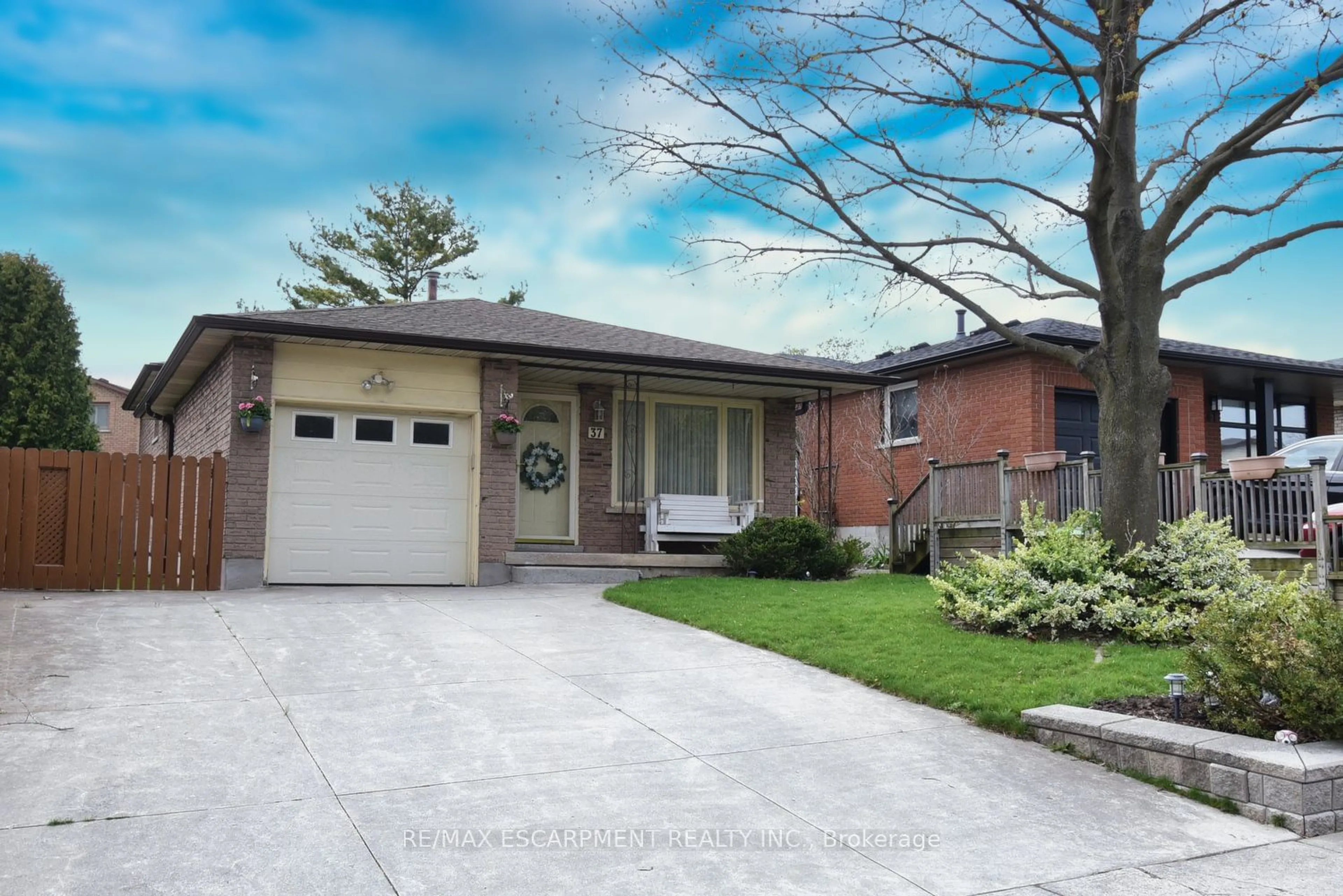 Home with brick exterior material for 37 Anthony St, Hamilton Ontario L9C 6V6