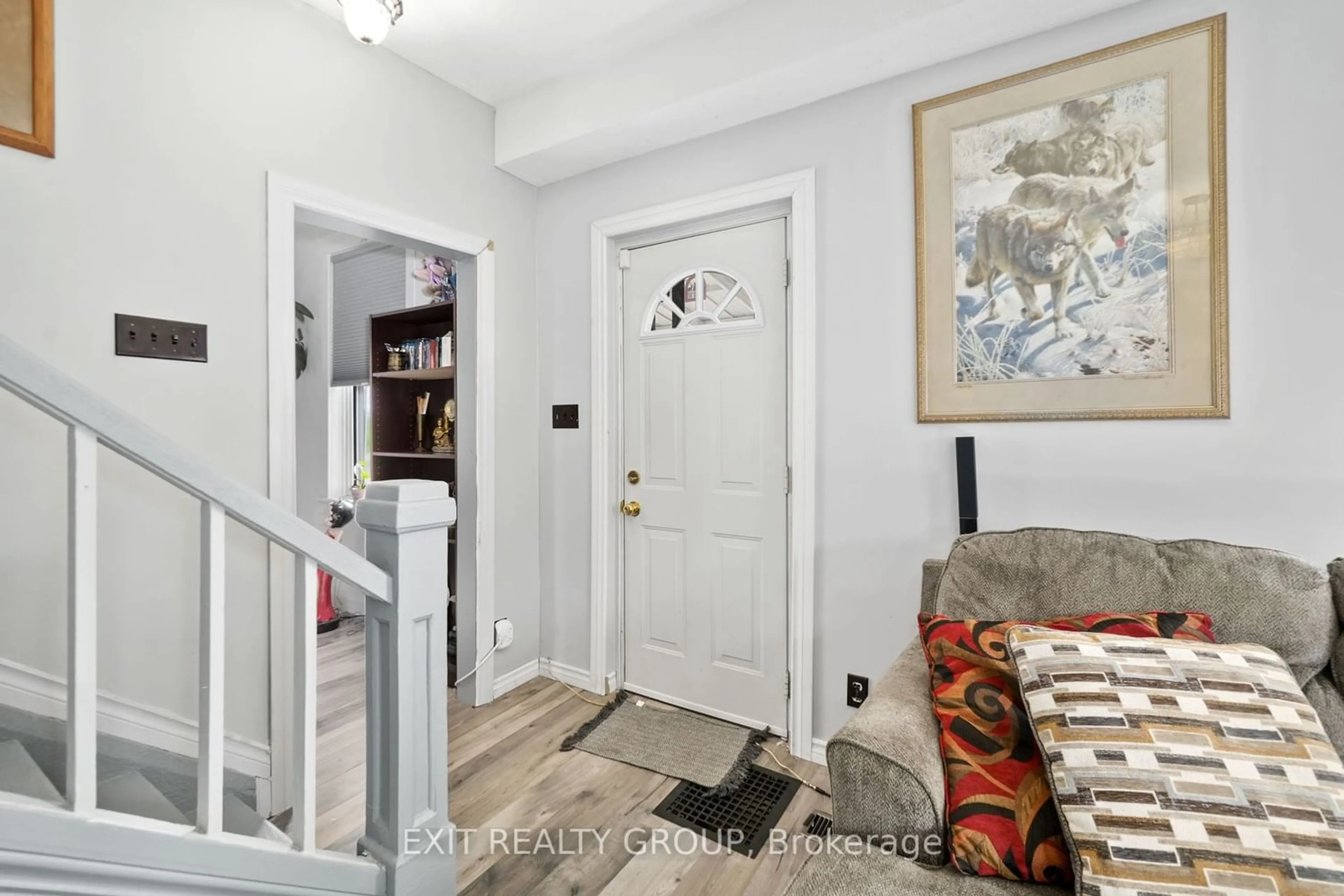 Indoor entryway for 18224 Telephone Rd, Quinte West Ontario K8V 5P4