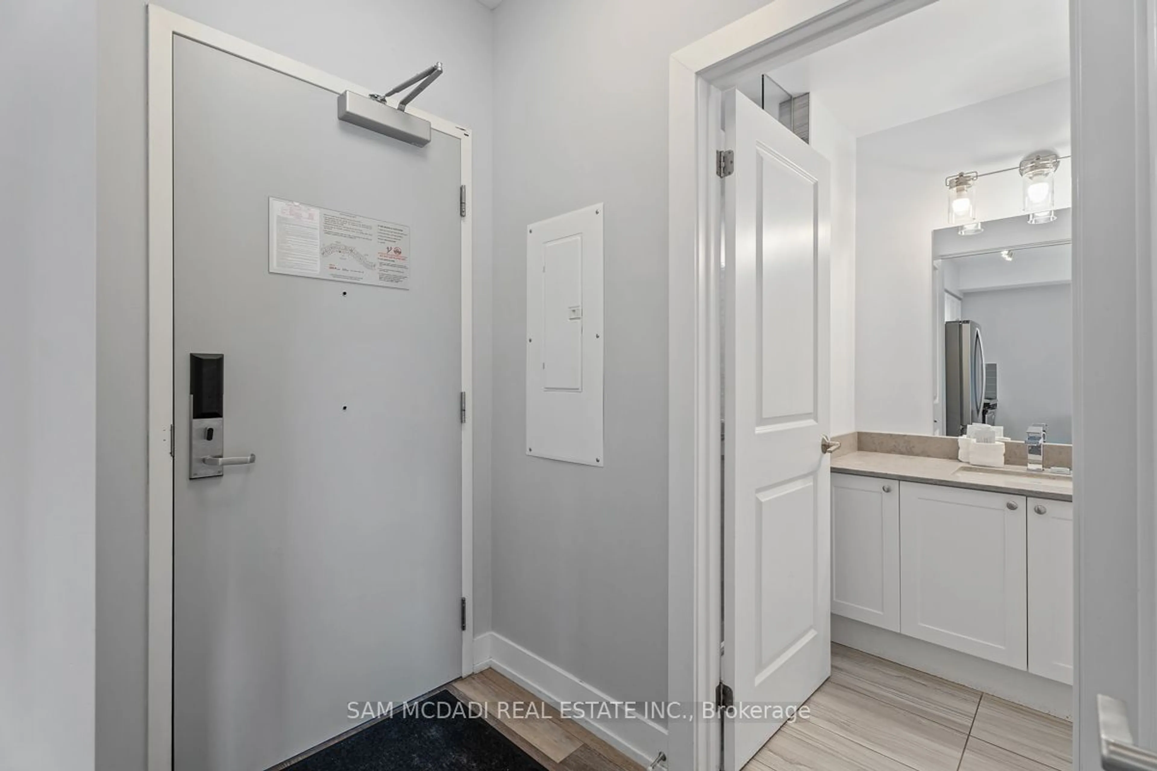 Standard bathroom for 25 Pen Lake Point Rd #209, Huntsville Ontario P1H 1A9