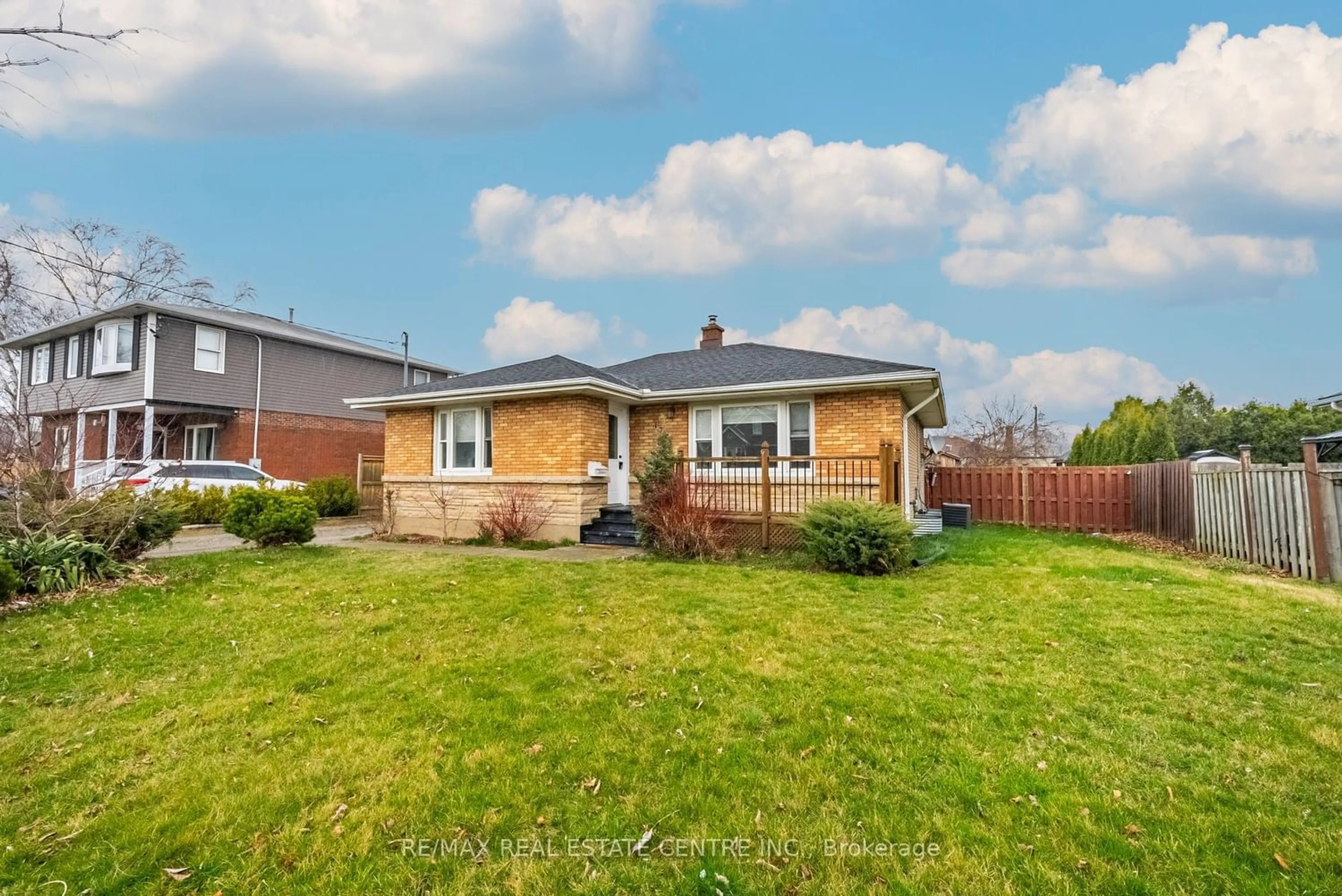 Frontside or backside of a home for 126 Haig St, St. Catharines Ontario L2R 6L2