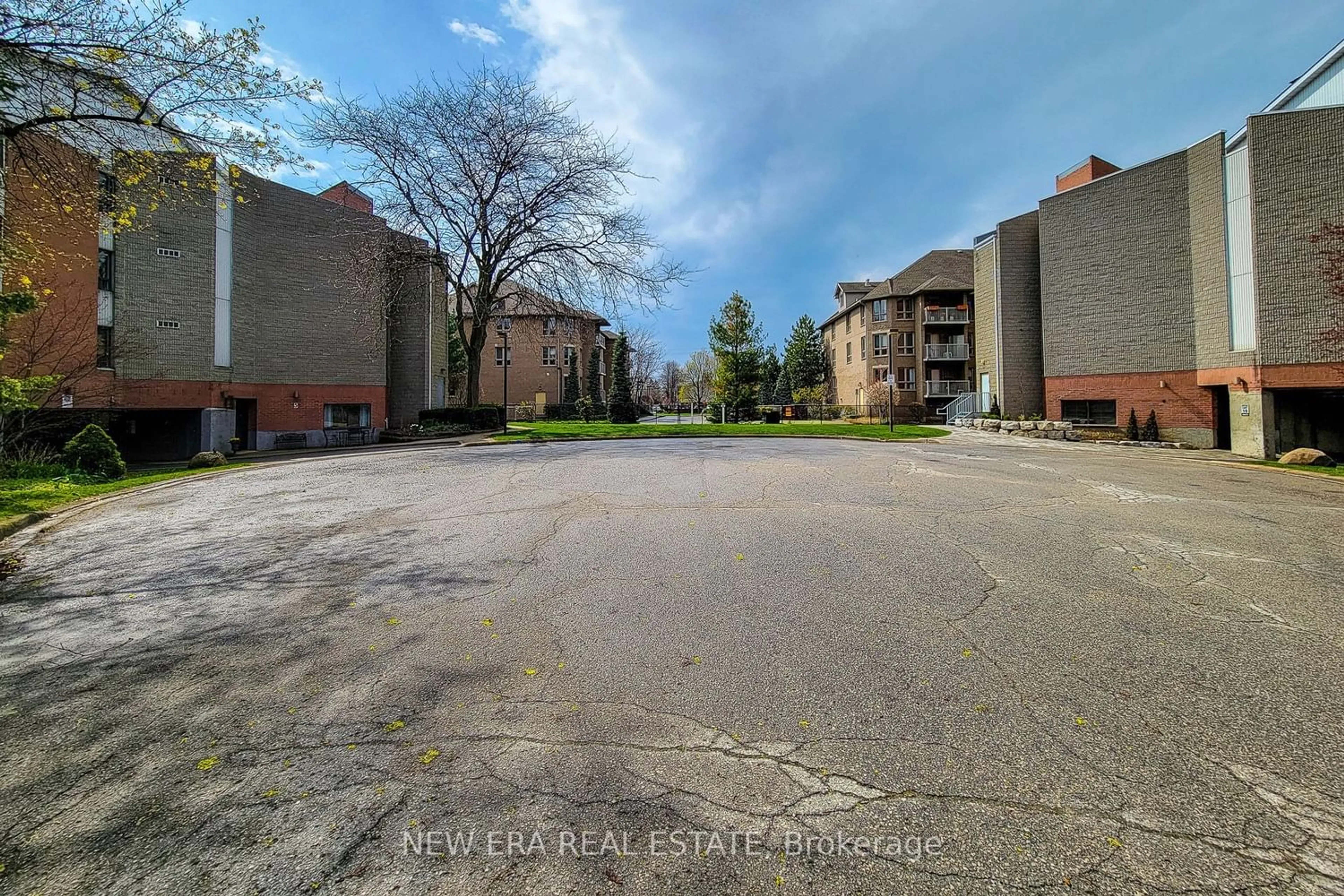 A pic from exterior of the house or condo for 6 Niagara St #205, Grimsby Ontario L3M 5A4