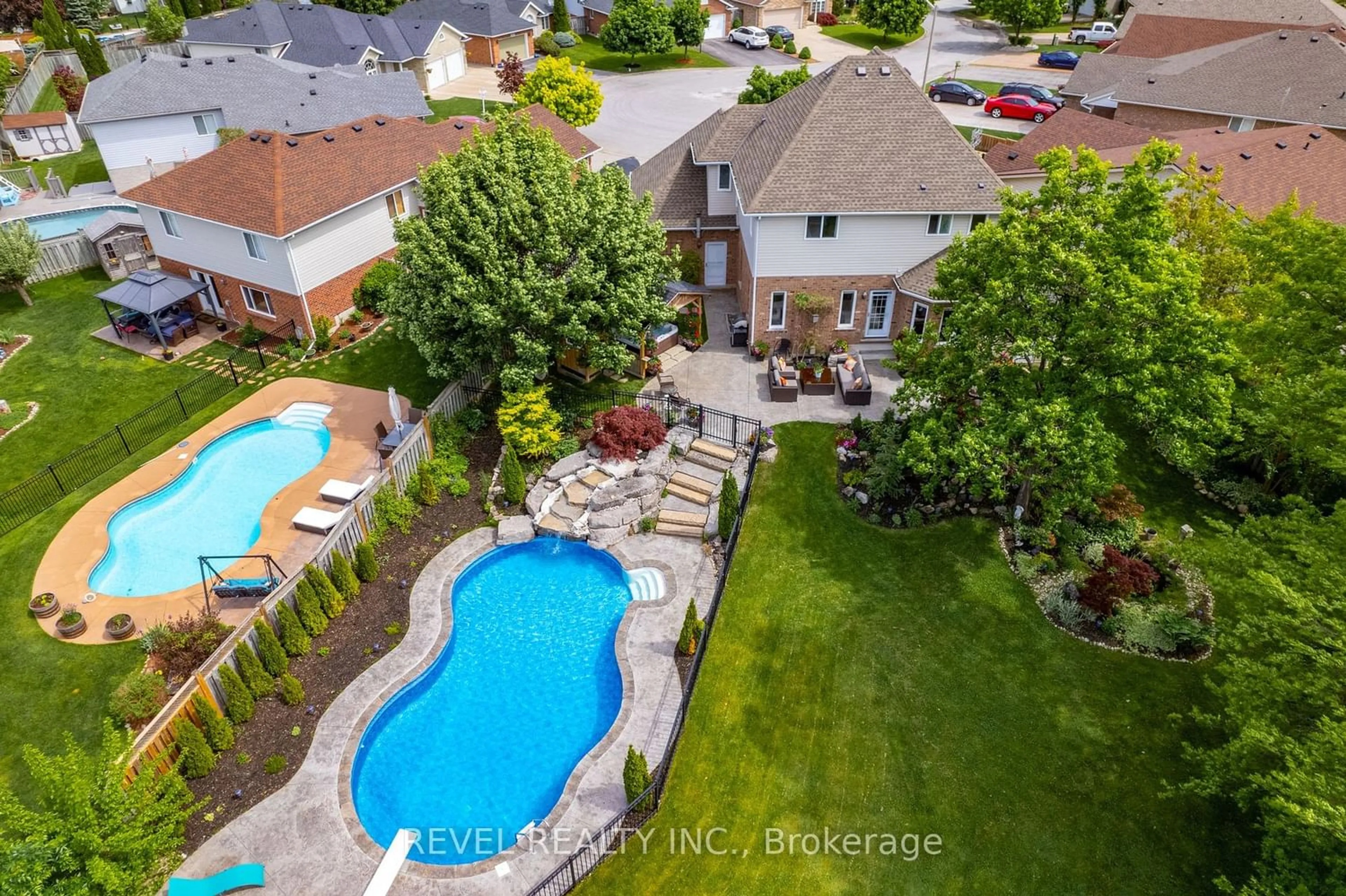 Indoor or outdoor pool for 4472 Kathleen Cres, Niagara Falls Ontario L2H 3H8