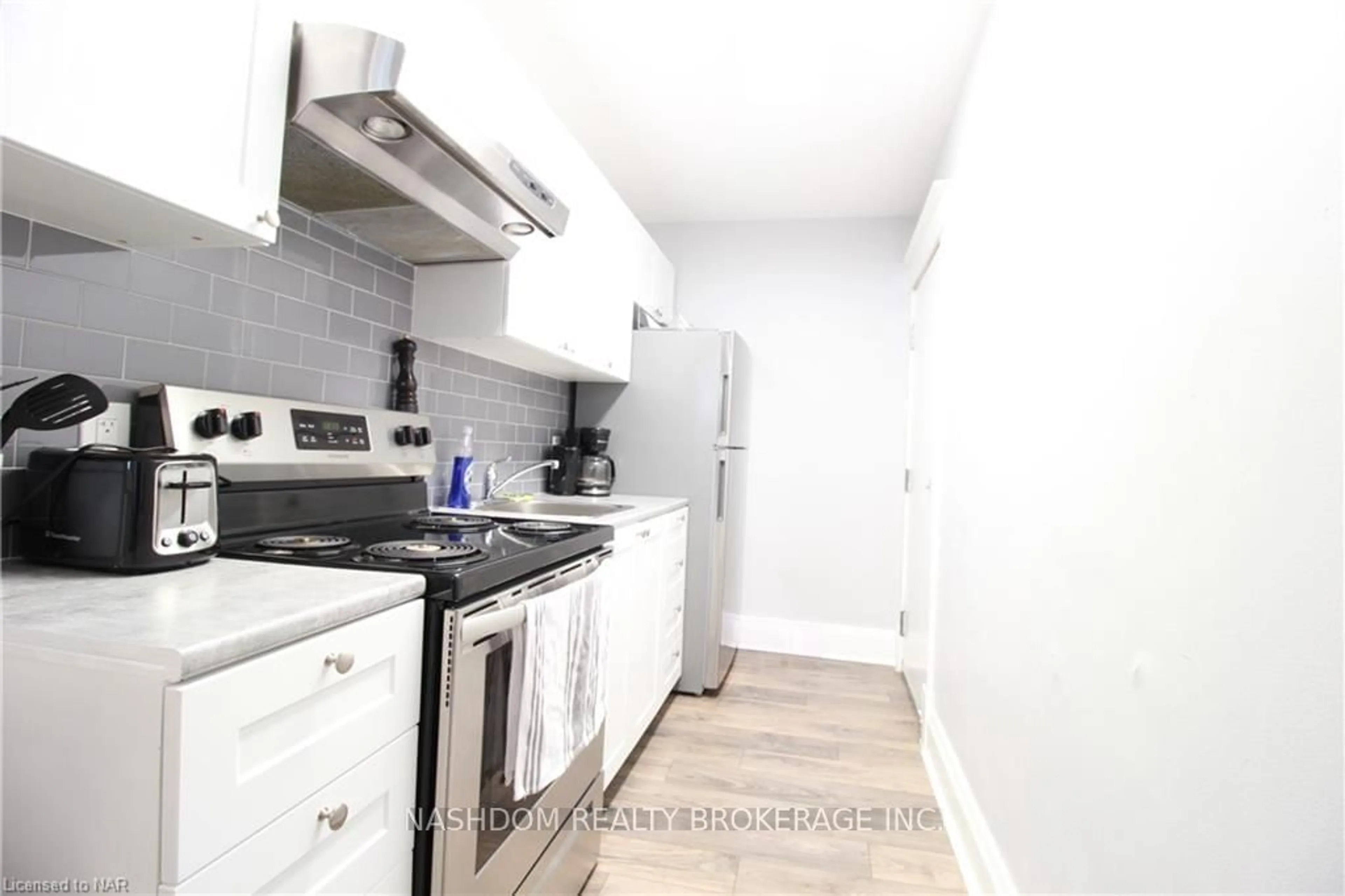 Standard kitchen for 6510 Drummond Rd, Niagara Falls Ontario L2G 4N3