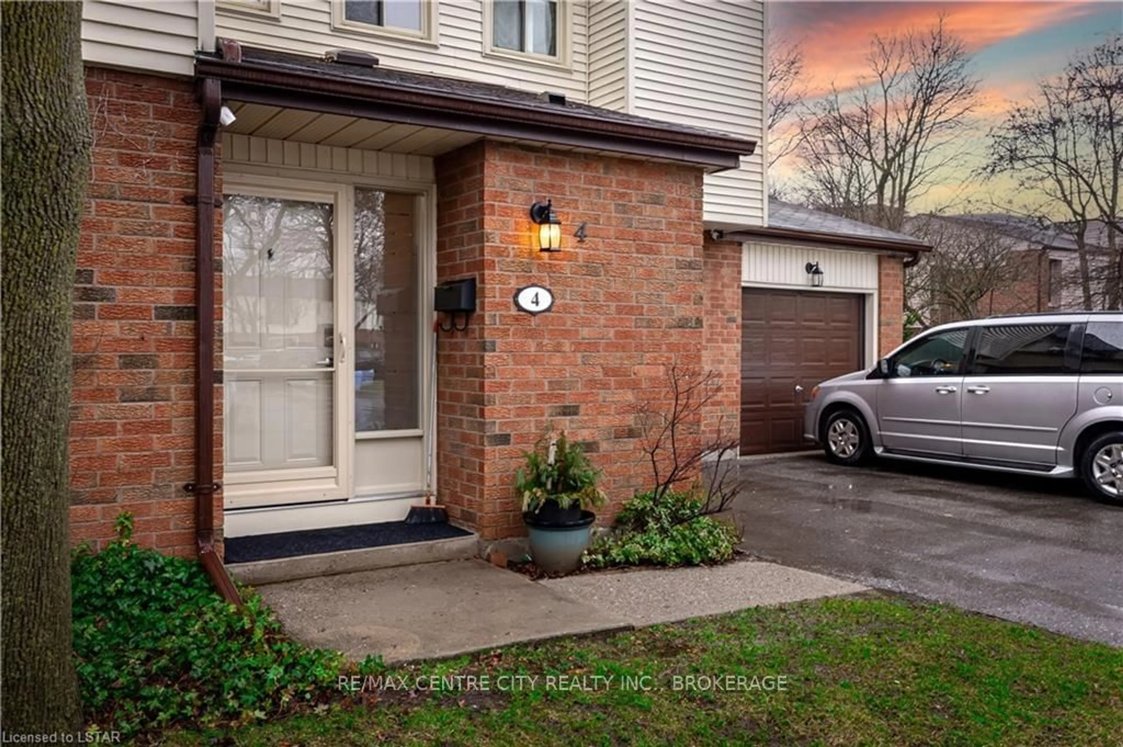 A pic from exterior of the house or condo for 770 Fanshawe Park Rd #4, London Ontario N5X 1L5