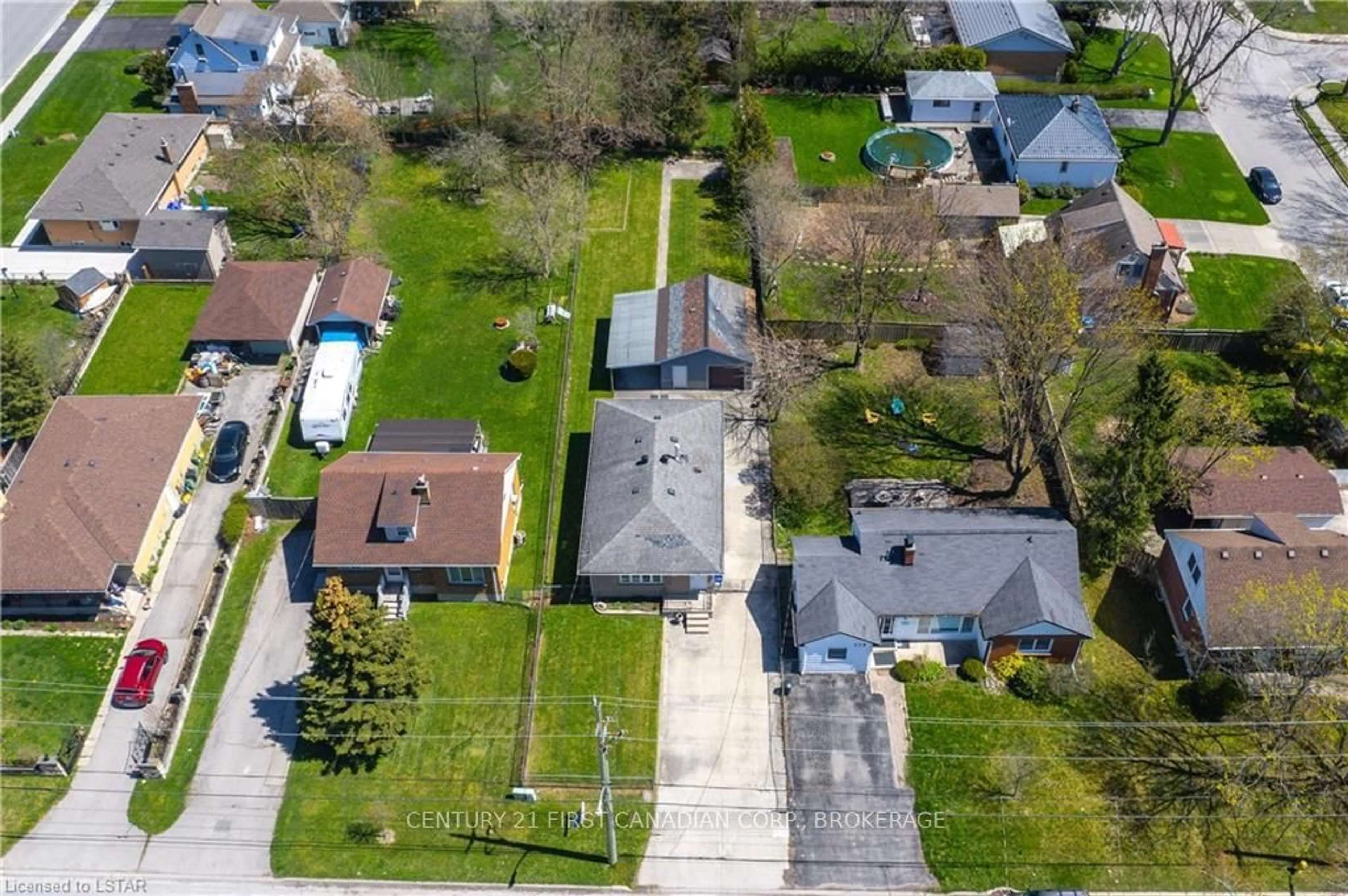 A pic from outside/outdoor area/front of a property/back of a property/a pic from drone, street for 332 BELFIELD St, London Ontario N5Y 2K2