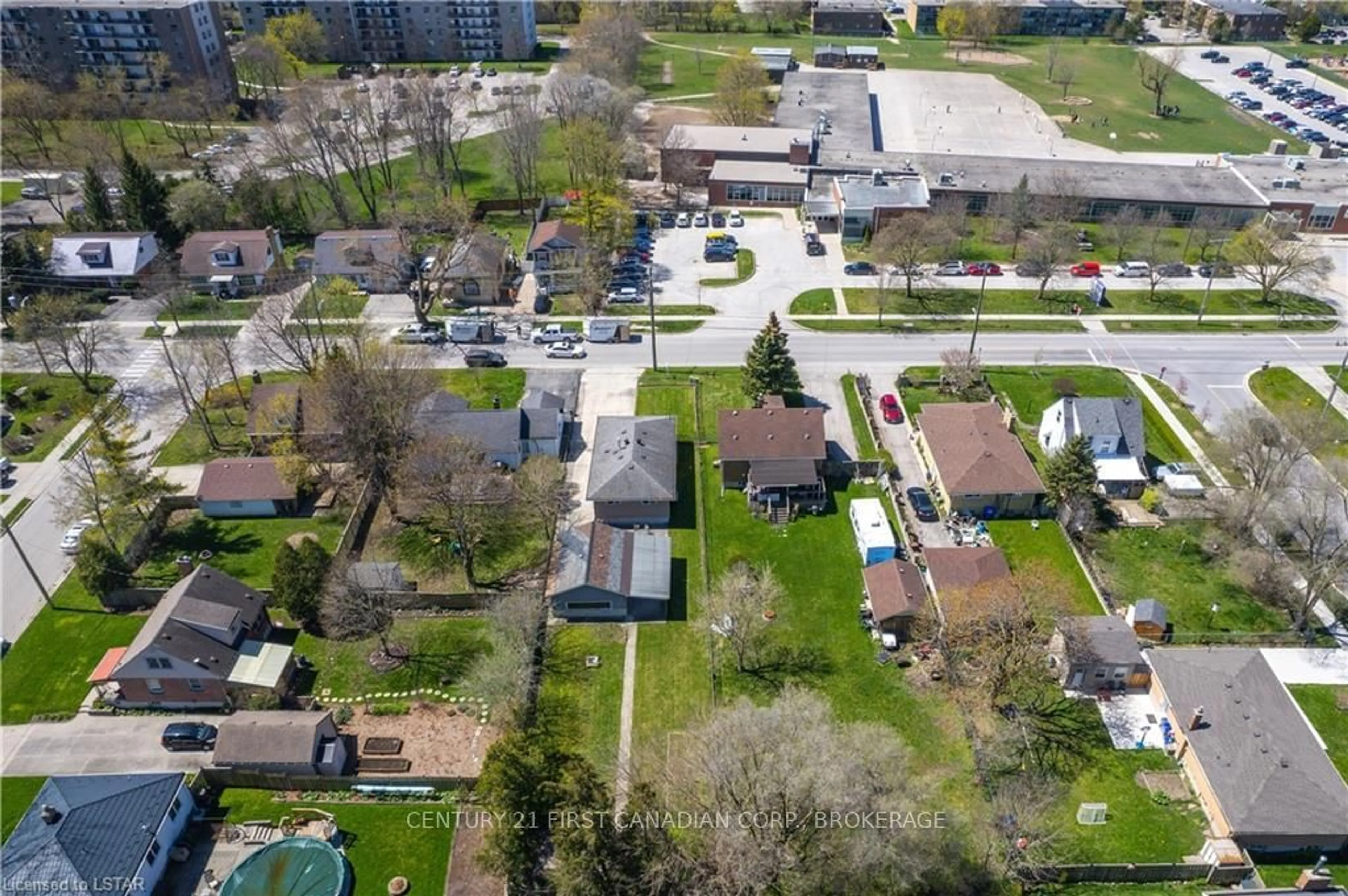 A pic from outside/outdoor area/front of a property/back of a property/a pic from drone, street for 332 BELFIELD St, London Ontario N5Y 2K2