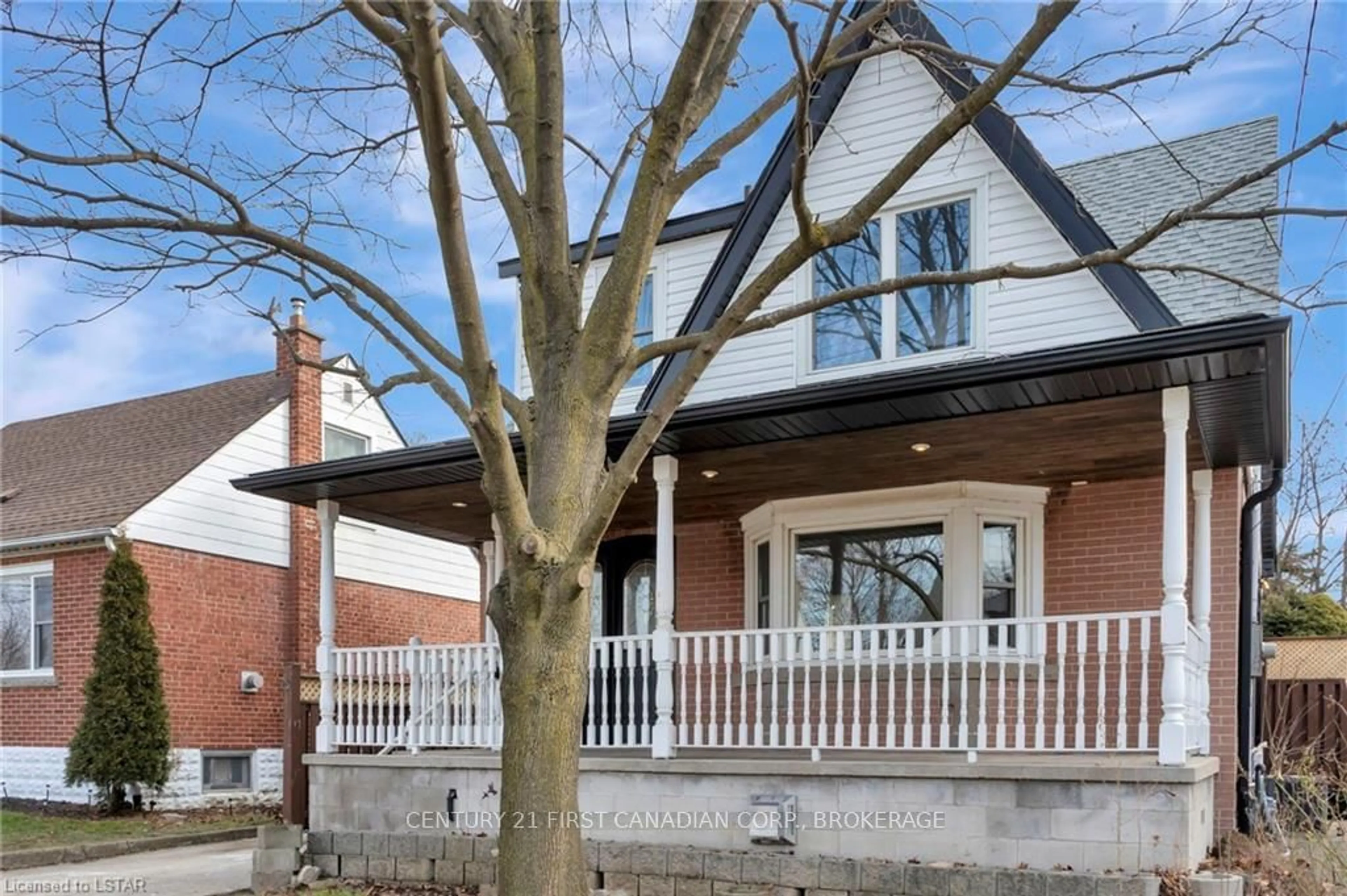 Home with brick exterior material for 221 East 14th St, Hamilton Ontario L9A 4B7