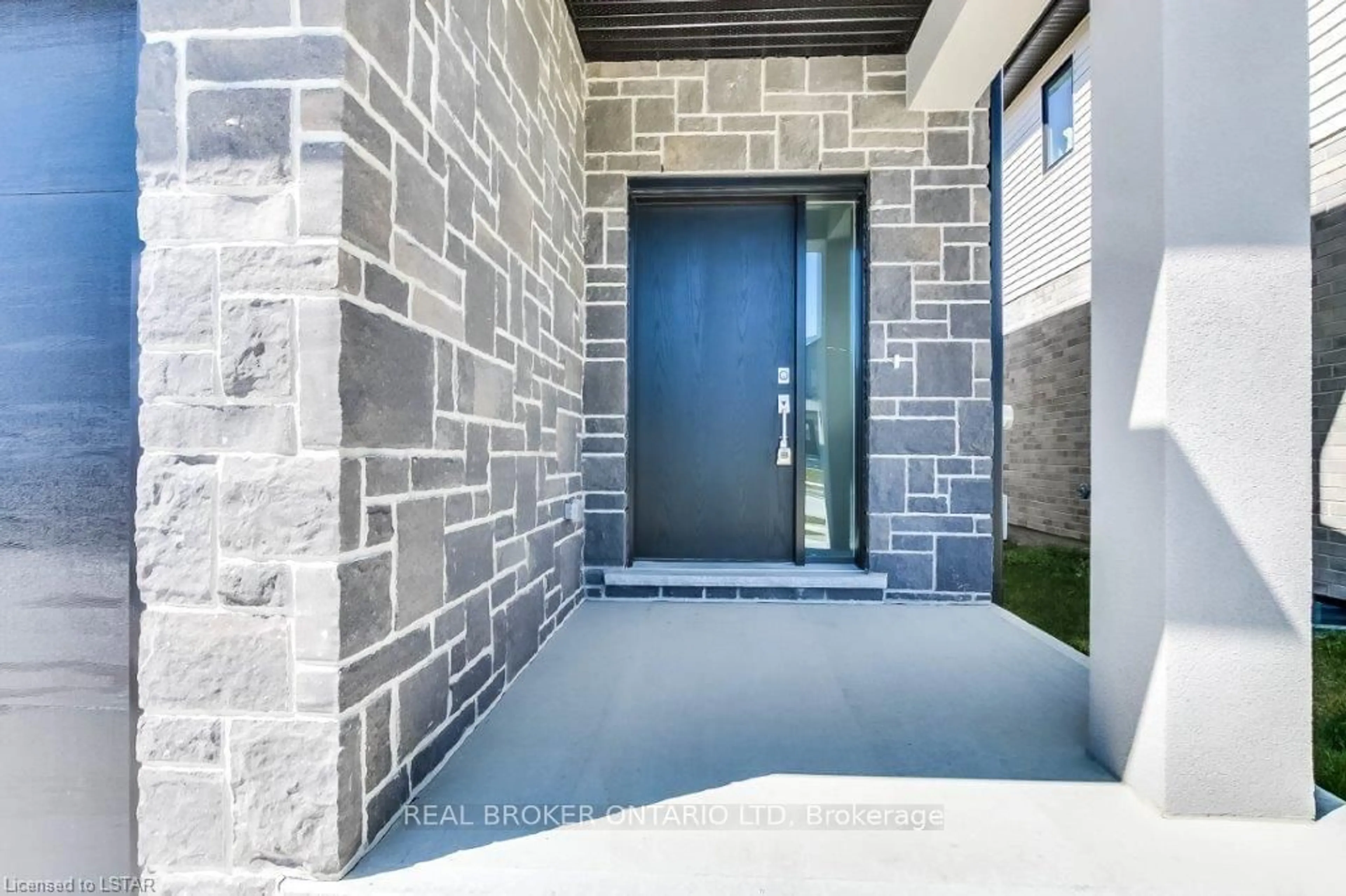 Indoor entryway for 3869 Auckland Avenue, London Ontario N6L 0J2
