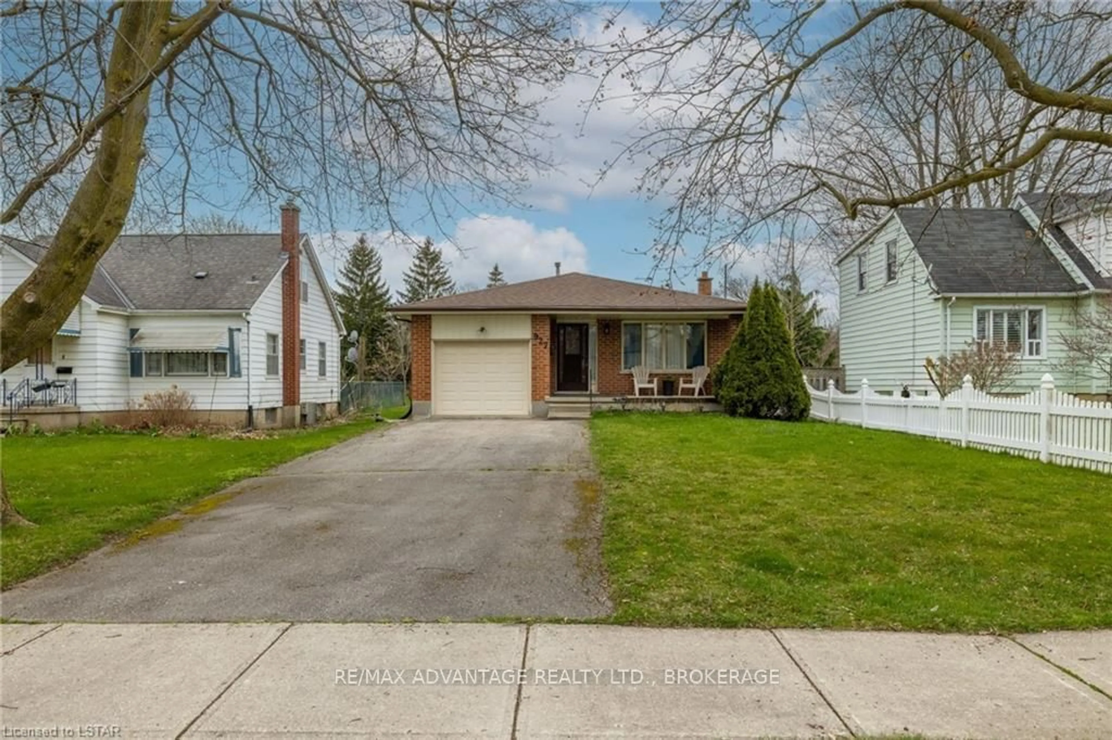 Frontside or backside of a home for 927 Willow Dr, London Ontario N6E 1P2