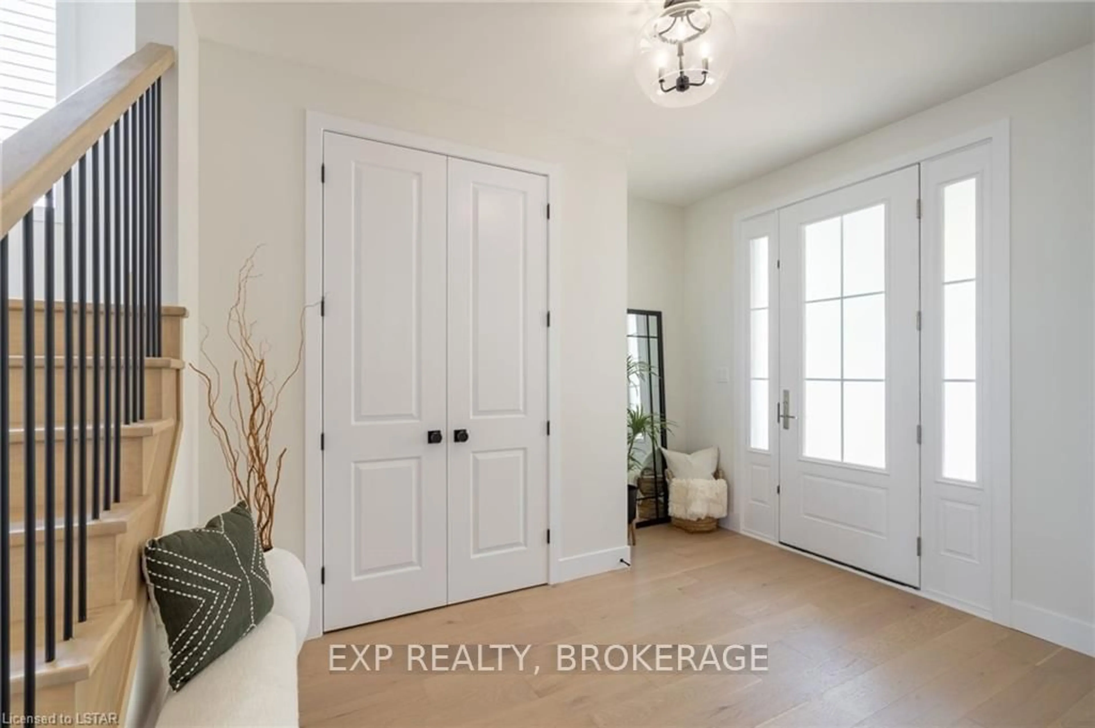 Indoor entryway for 2657 Heardcreek Trail Tr, London Ontario N6G 0Z8