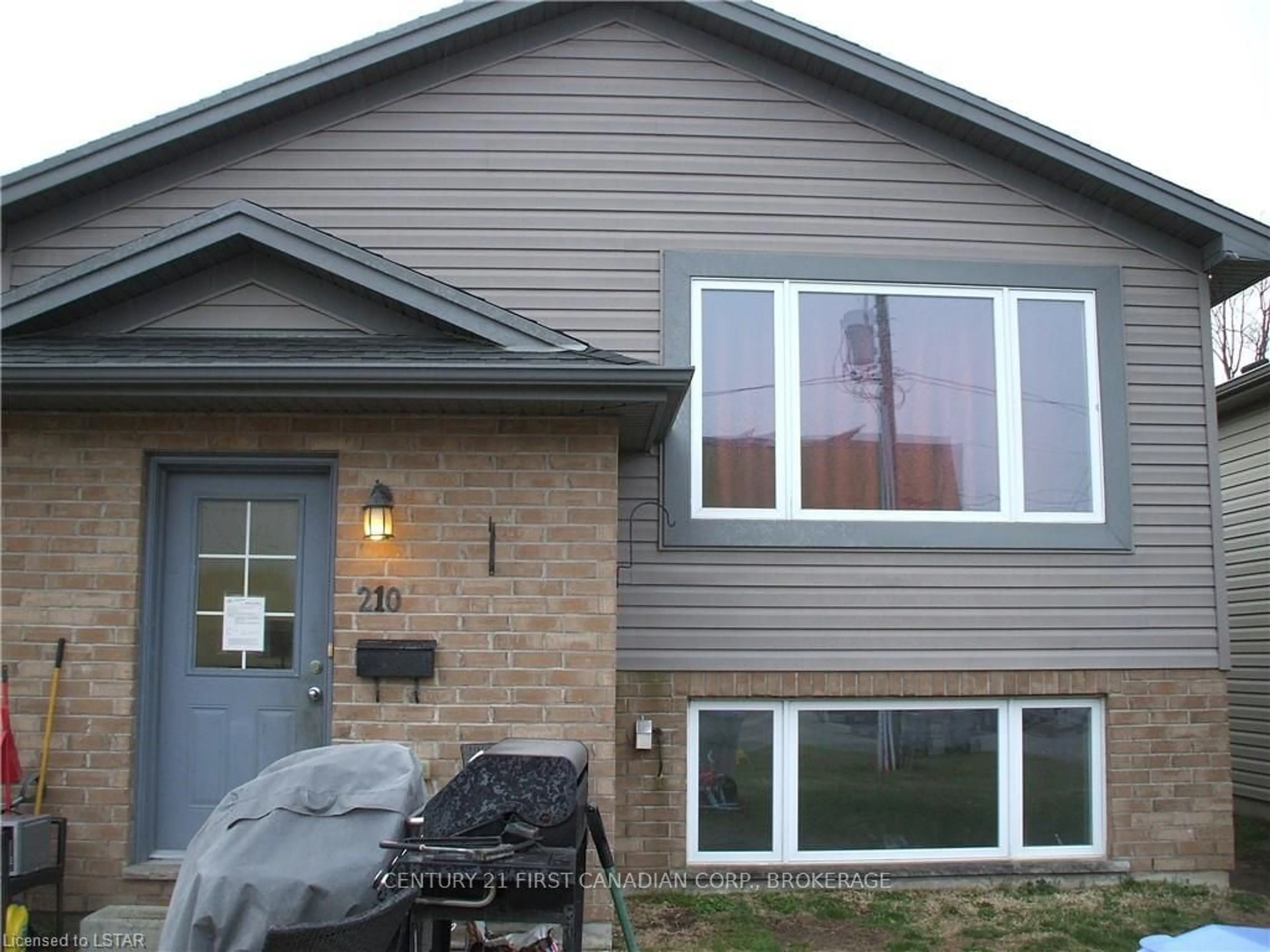 Frontside or backside of a home for 210 Ewart St, Strathroy-Caradoc Ontario N7G 4G6