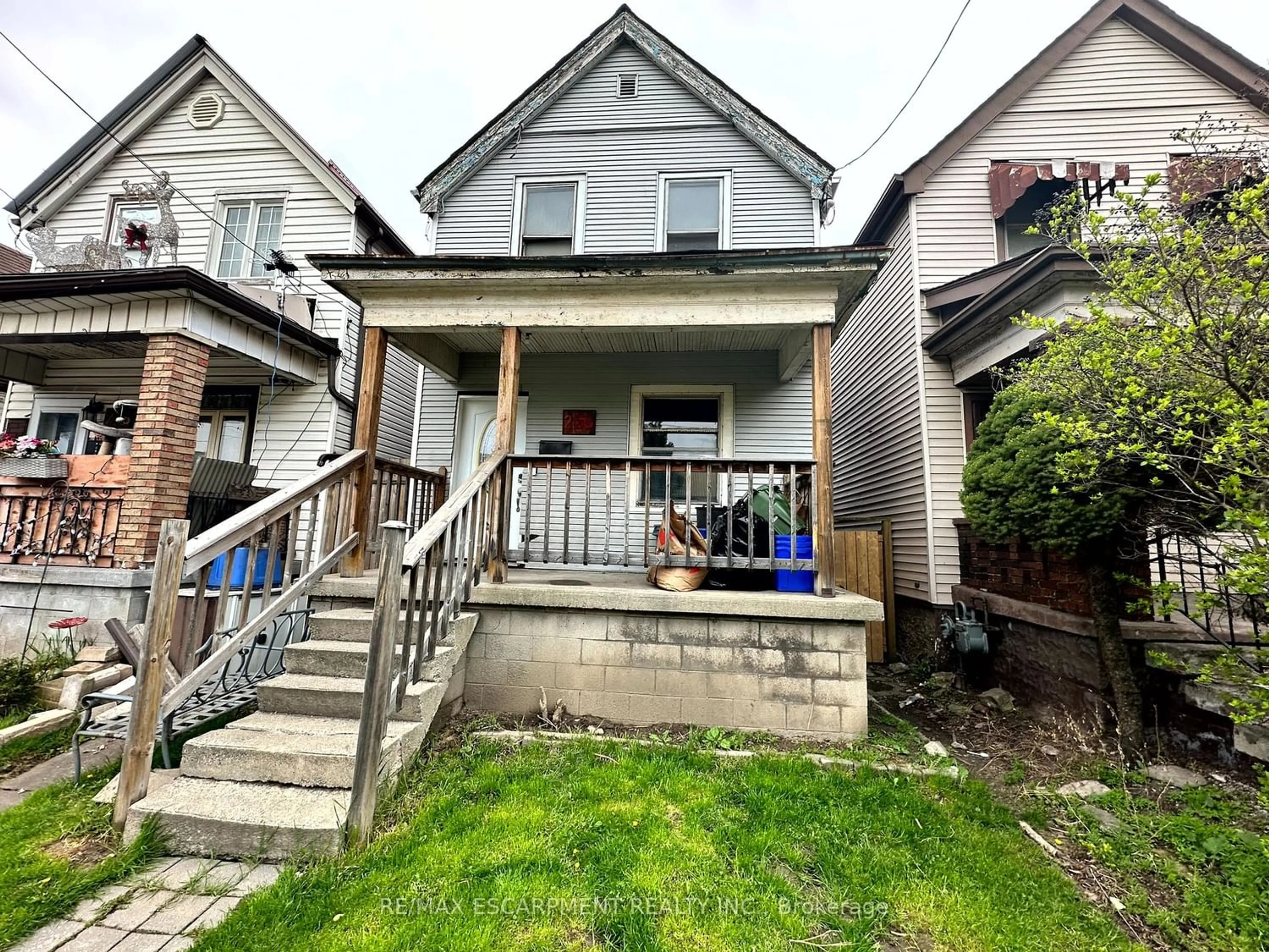 Frontside or backside of a home for 256 Avondale St, Hamilton Ontario L8L 7C5