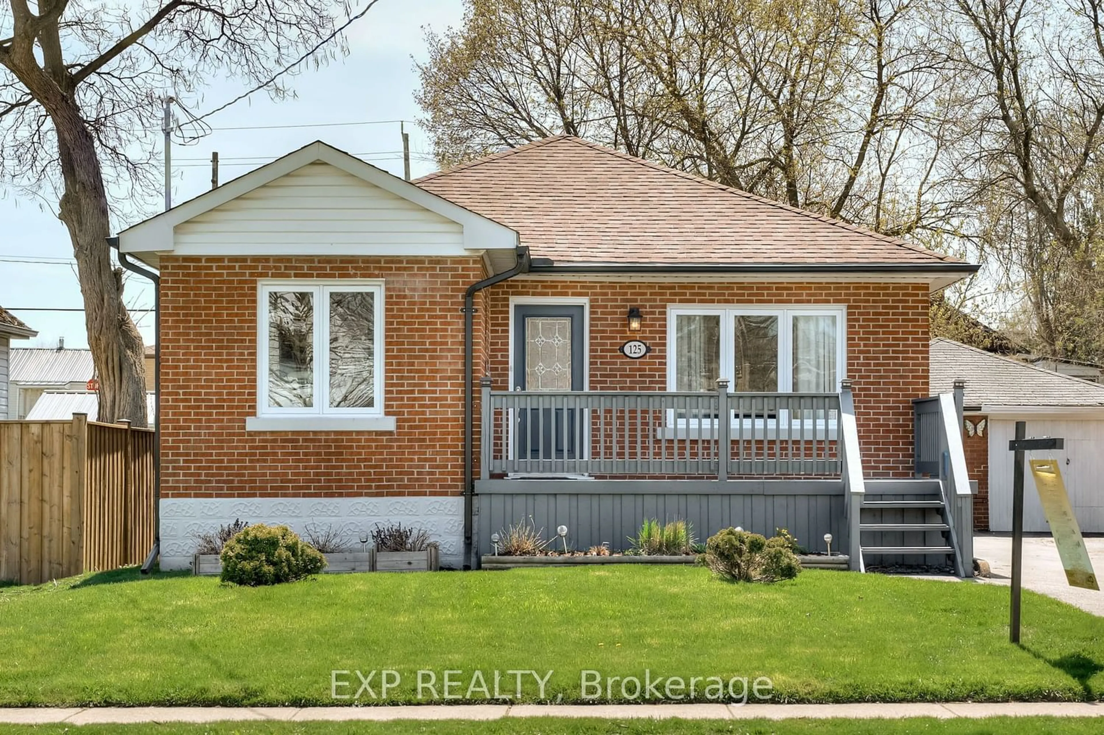 Home with brick exterior material for 125 Elmwood Ave, Cambridge Ontario N1R 4Y8
