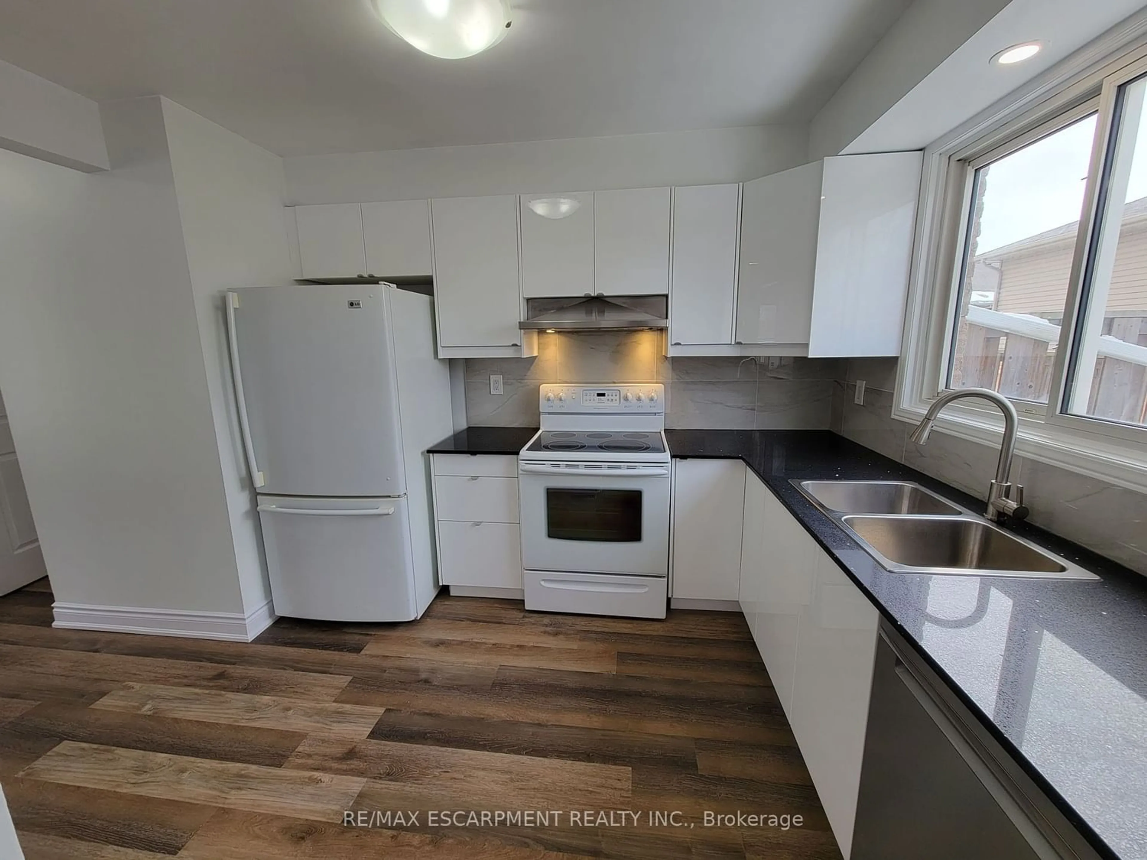 Standard kitchen for 596 Grey St #8, Brant Ontario N3S 4Y1
