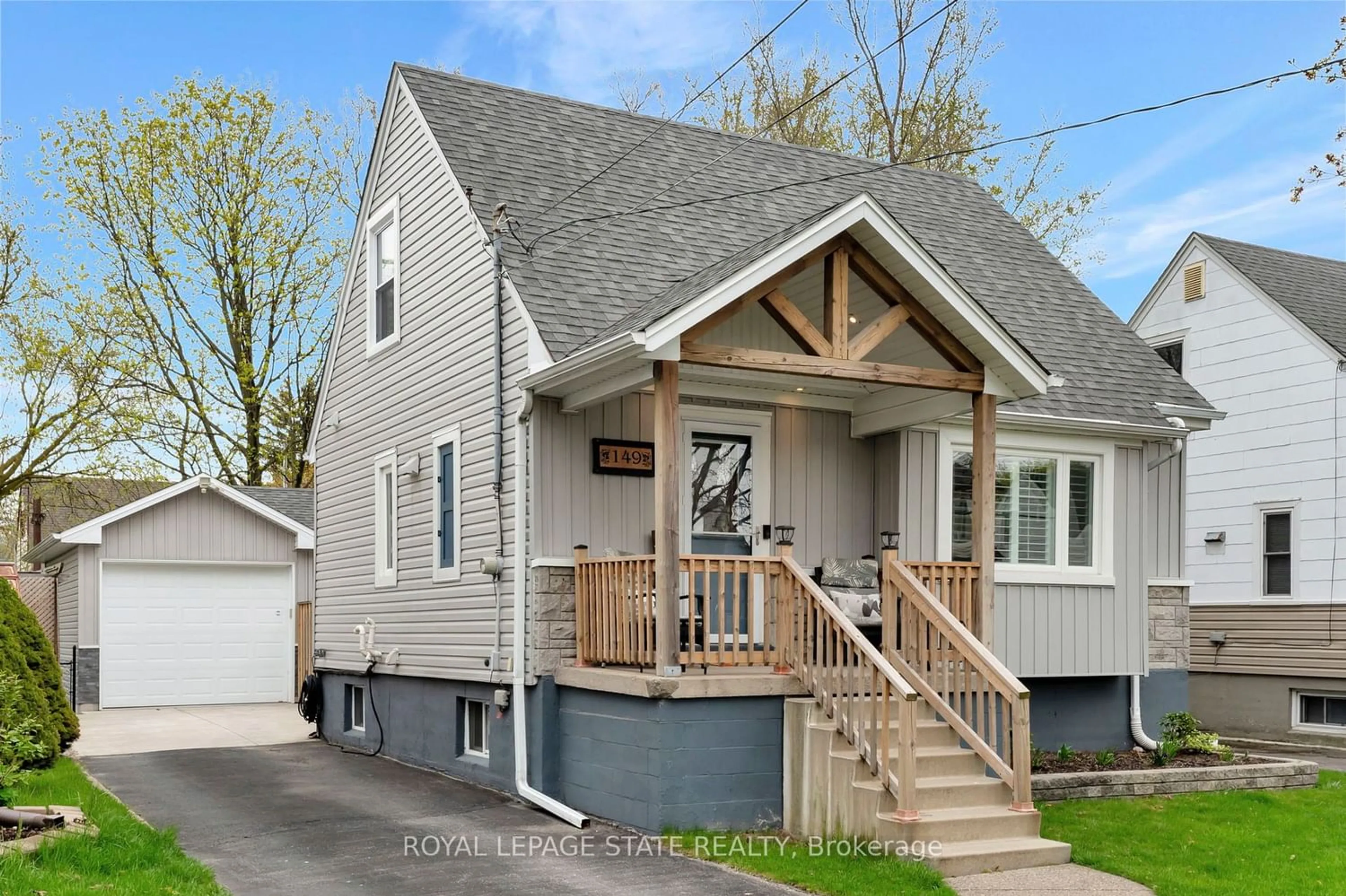 Frontside or backside of a home for 149 East 35th St, Hamilton Ontario L8V 3Y3