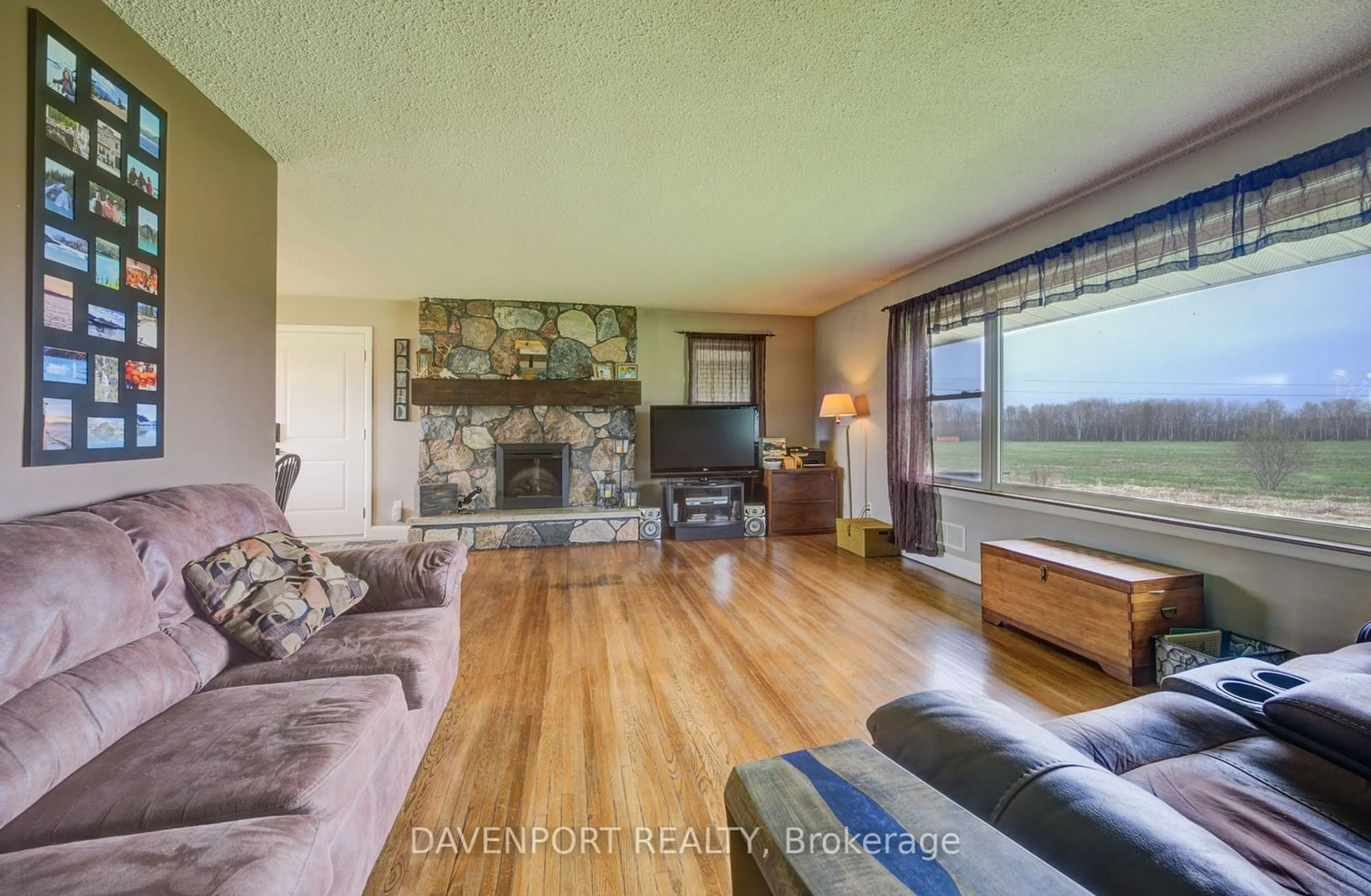 Living room for 298 London Rd, Wellington North Ontario N0G 2L2