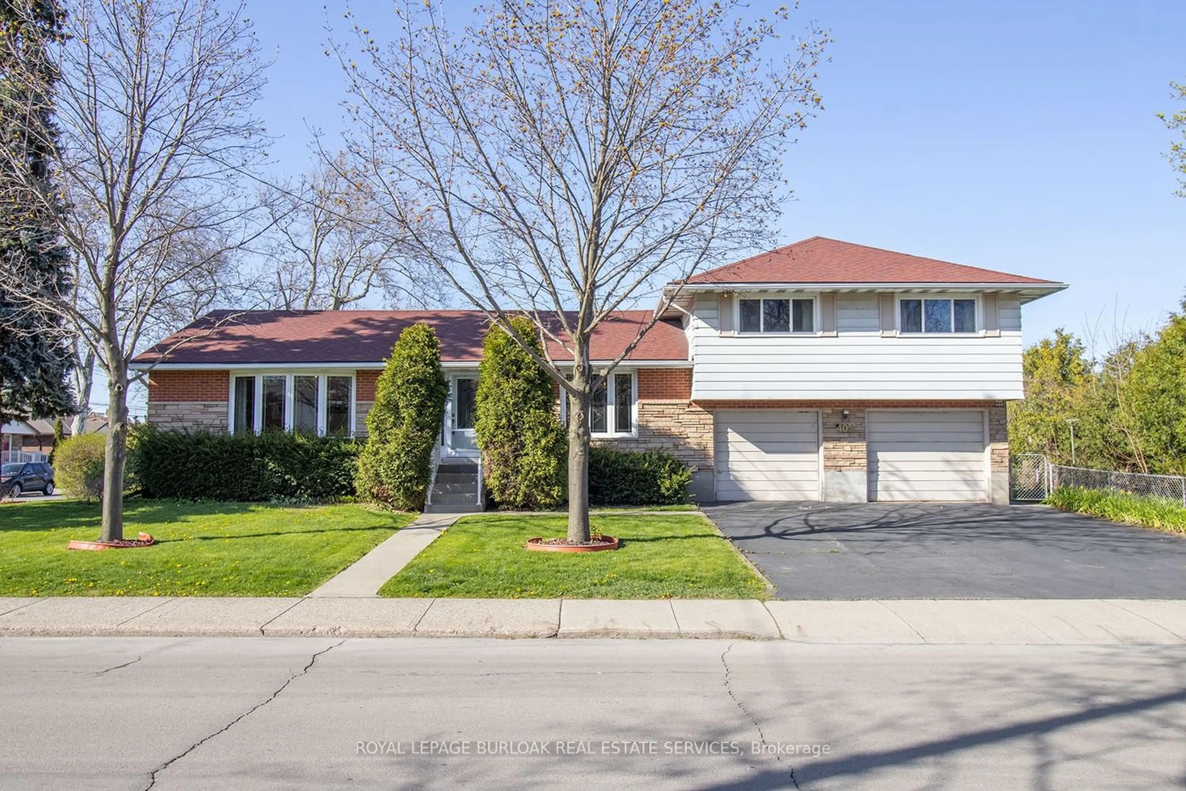 Frontside or backside of a home for 405 Inverness Ave, Hamilton Ontario L9A 1H9