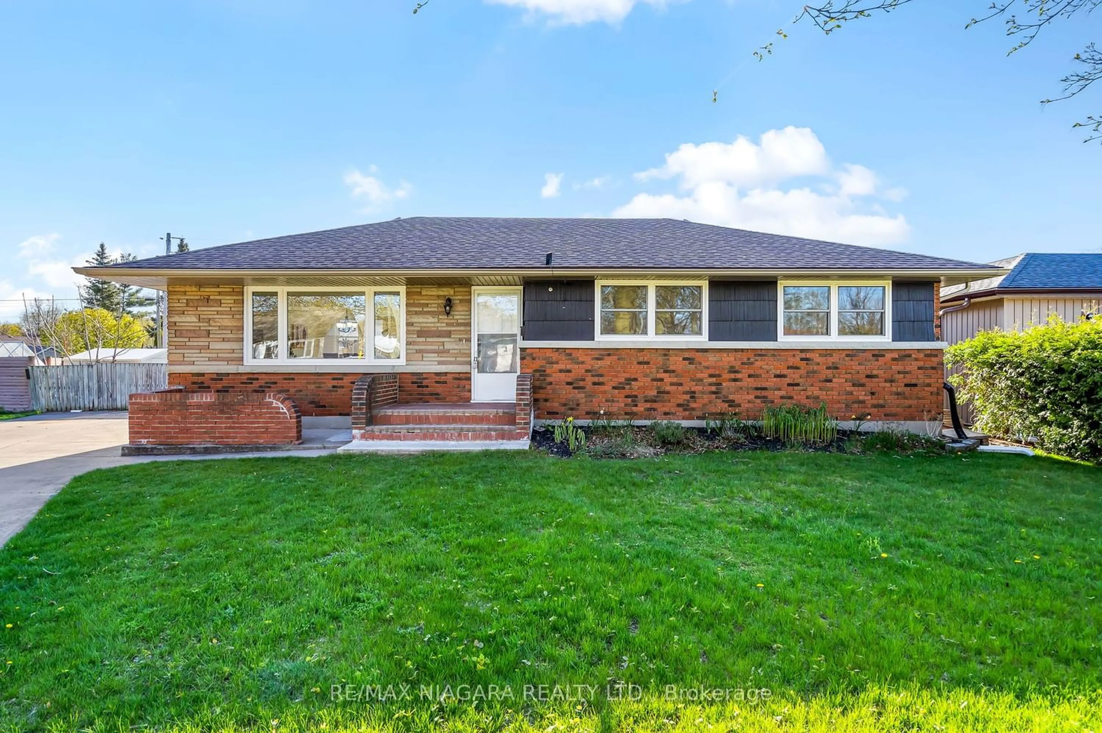 Home with brick exterior material for 41 Woodelm Dr, St. Catharines Ontario L2M 4N6